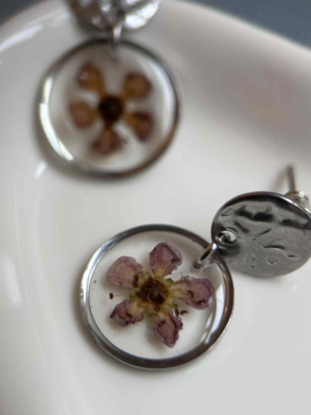 Boucles d'oreilles pendantes rondes en résine avec fleurs séchées