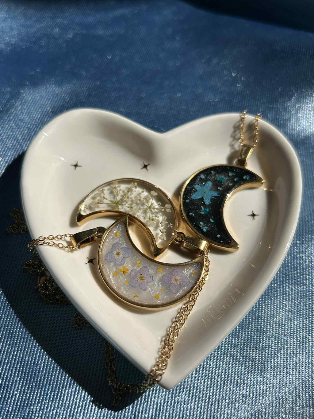 Collier doré avec pendentif en forme de croissant et fleurs séchées