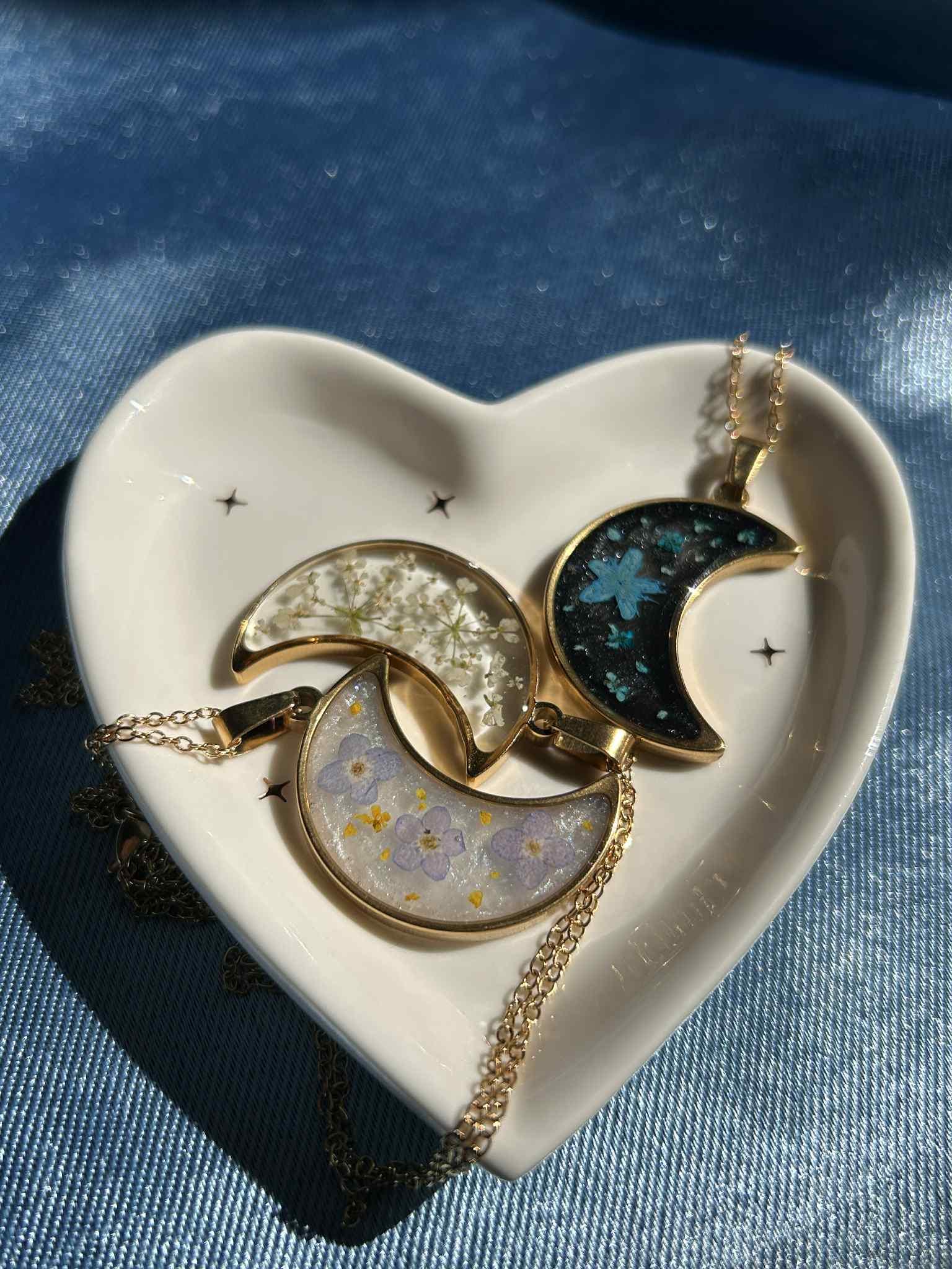 Collier doré avec pendentif en forme de croissant et fleurs séchées