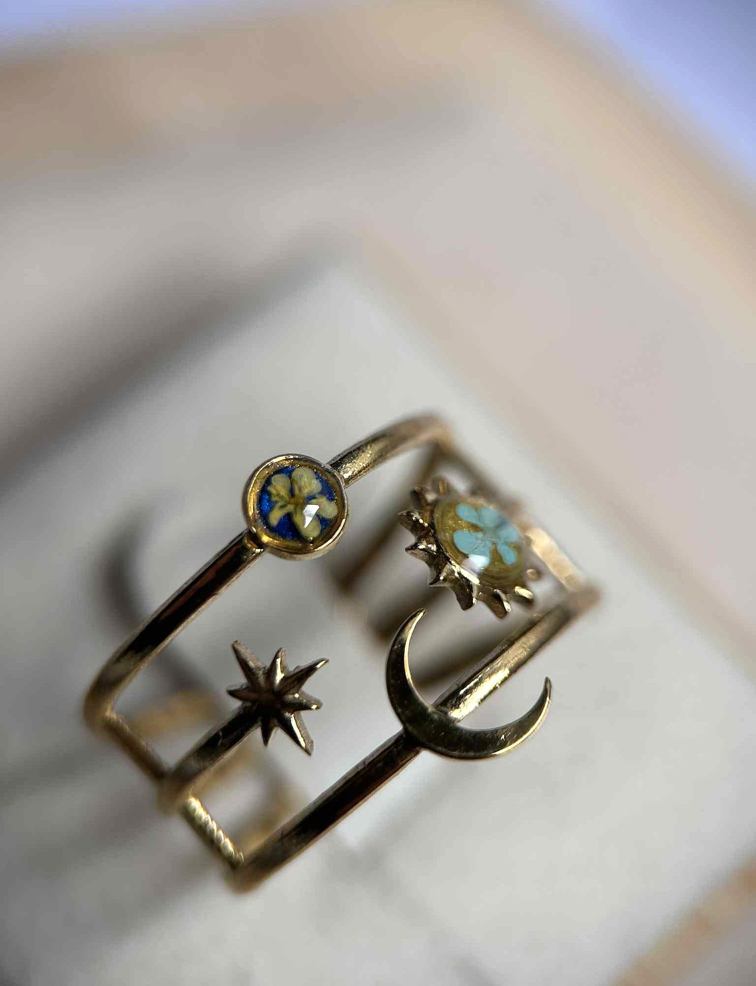 Bague doré céleste - bague ajustable - lune étoile soleil avec petites fleurs séchées