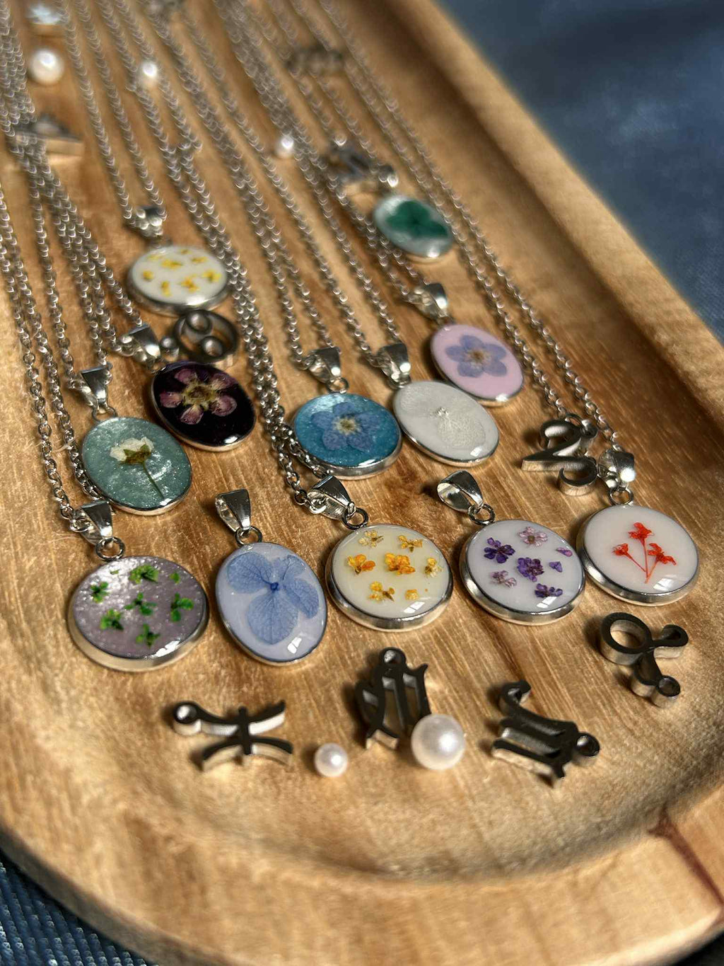 Collier personnalisé avec des fleurs aux couleurs du signe du zodiaque - fleurs séchées