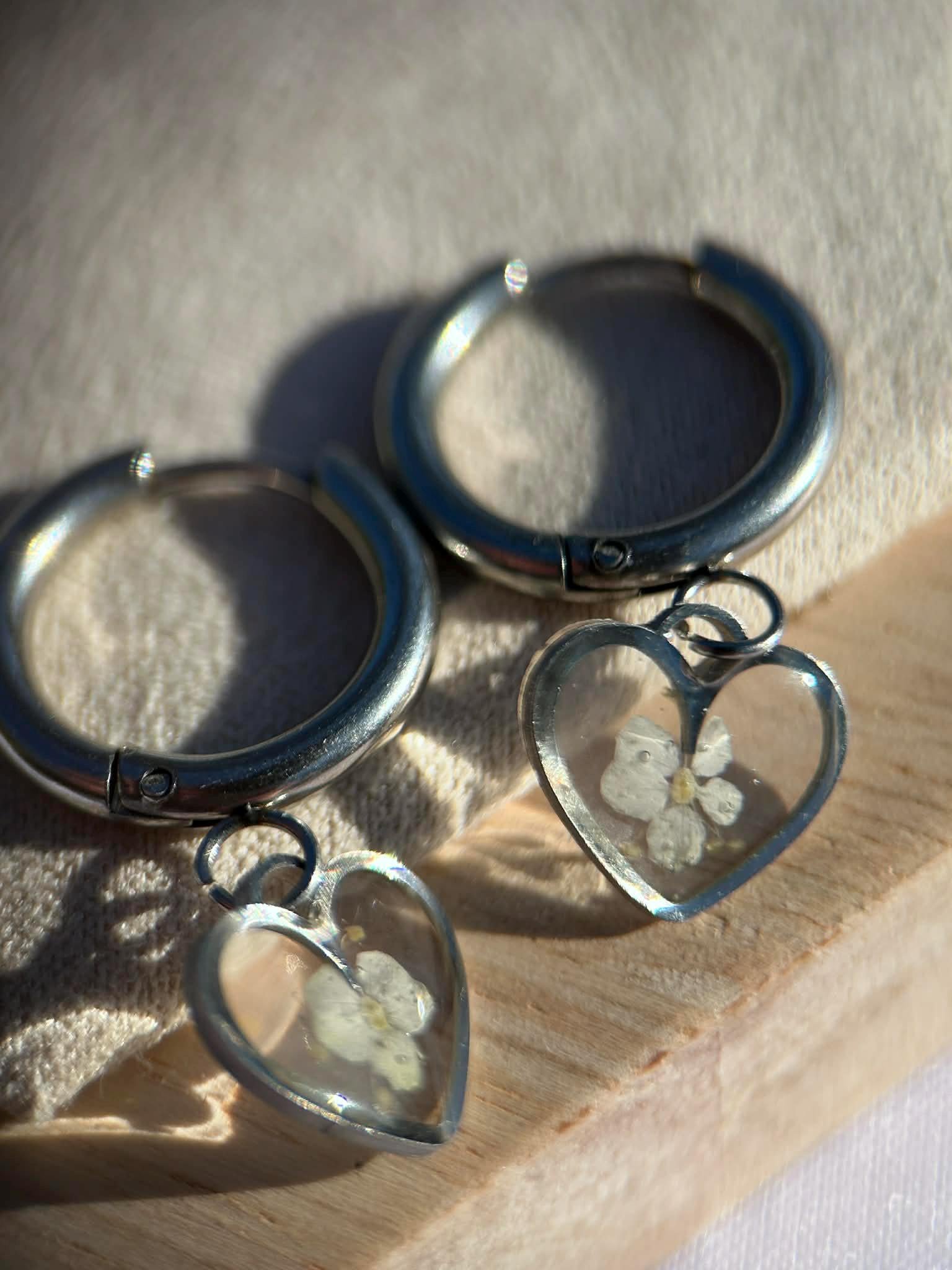 Boucles d'oreilles pendantes cœur avec petites fleurs séchées