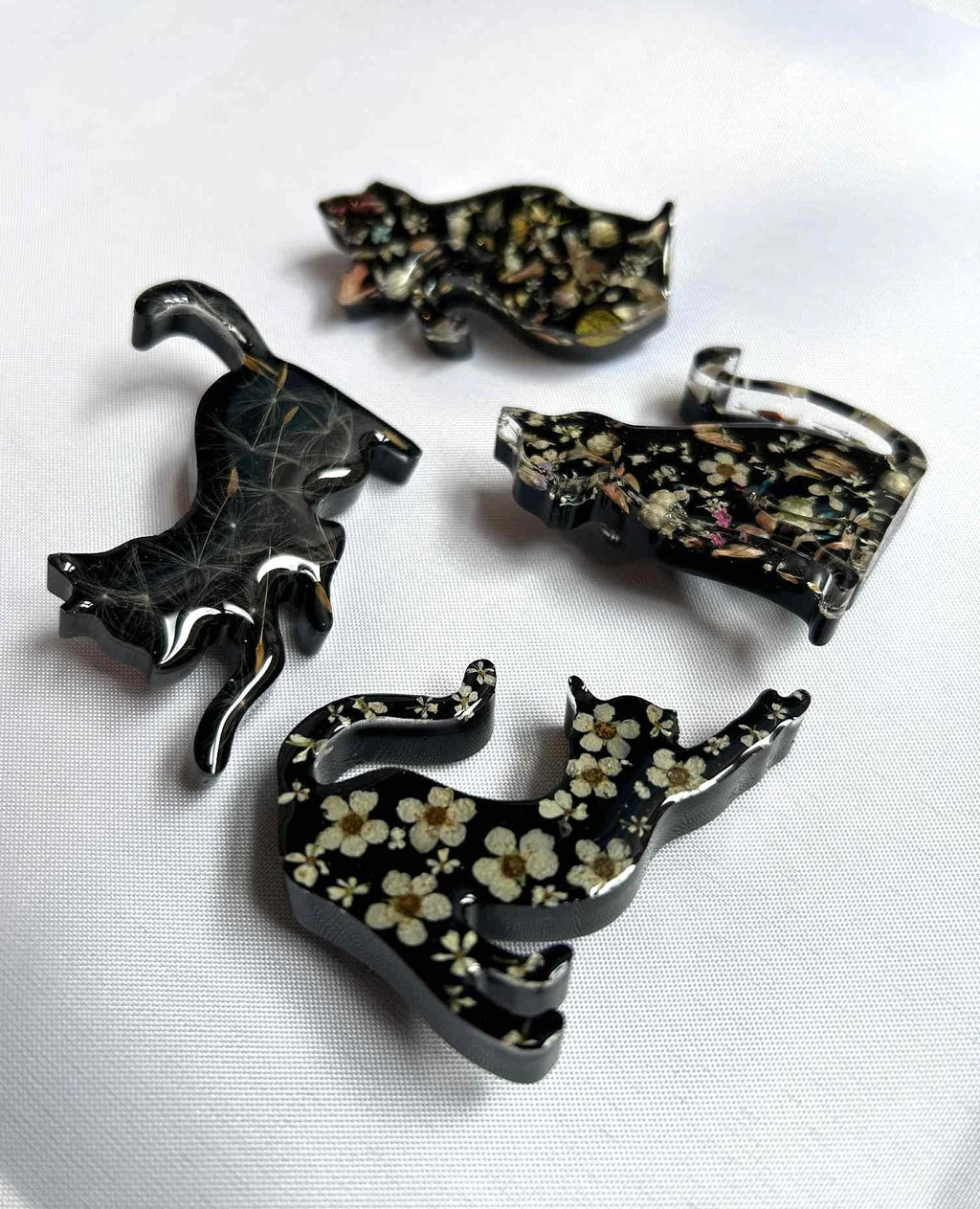 Broche en résine - fleurs séchées et pissenlit - broche chat noir