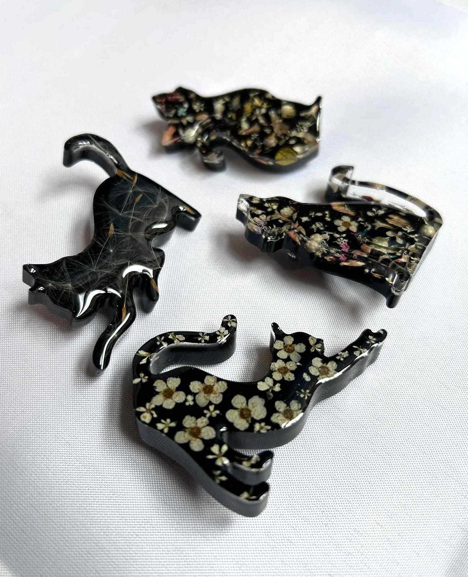 Broche en résine - fleurs séchées et pissenlit - broche chat noir
