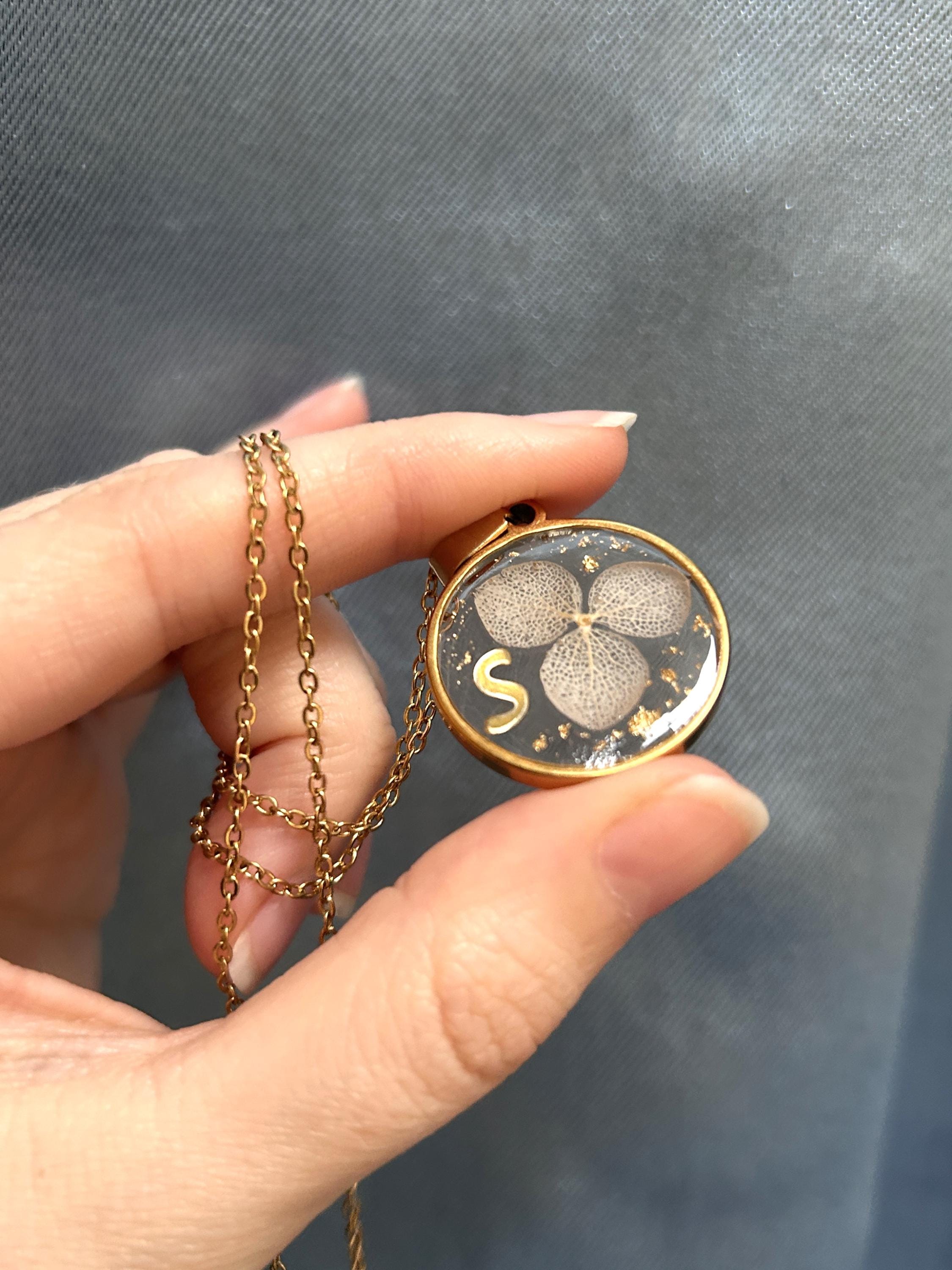 Collier avec pendentif en résine et fleurs séchées, personnalisé avec la lettre - collier personnalisé