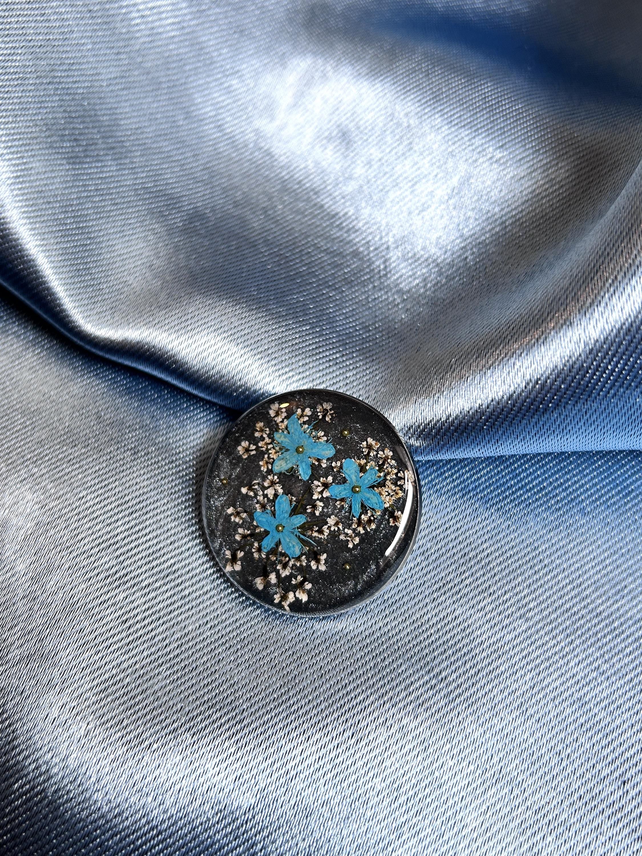 Broche ronde en résine avec fleurs séchées