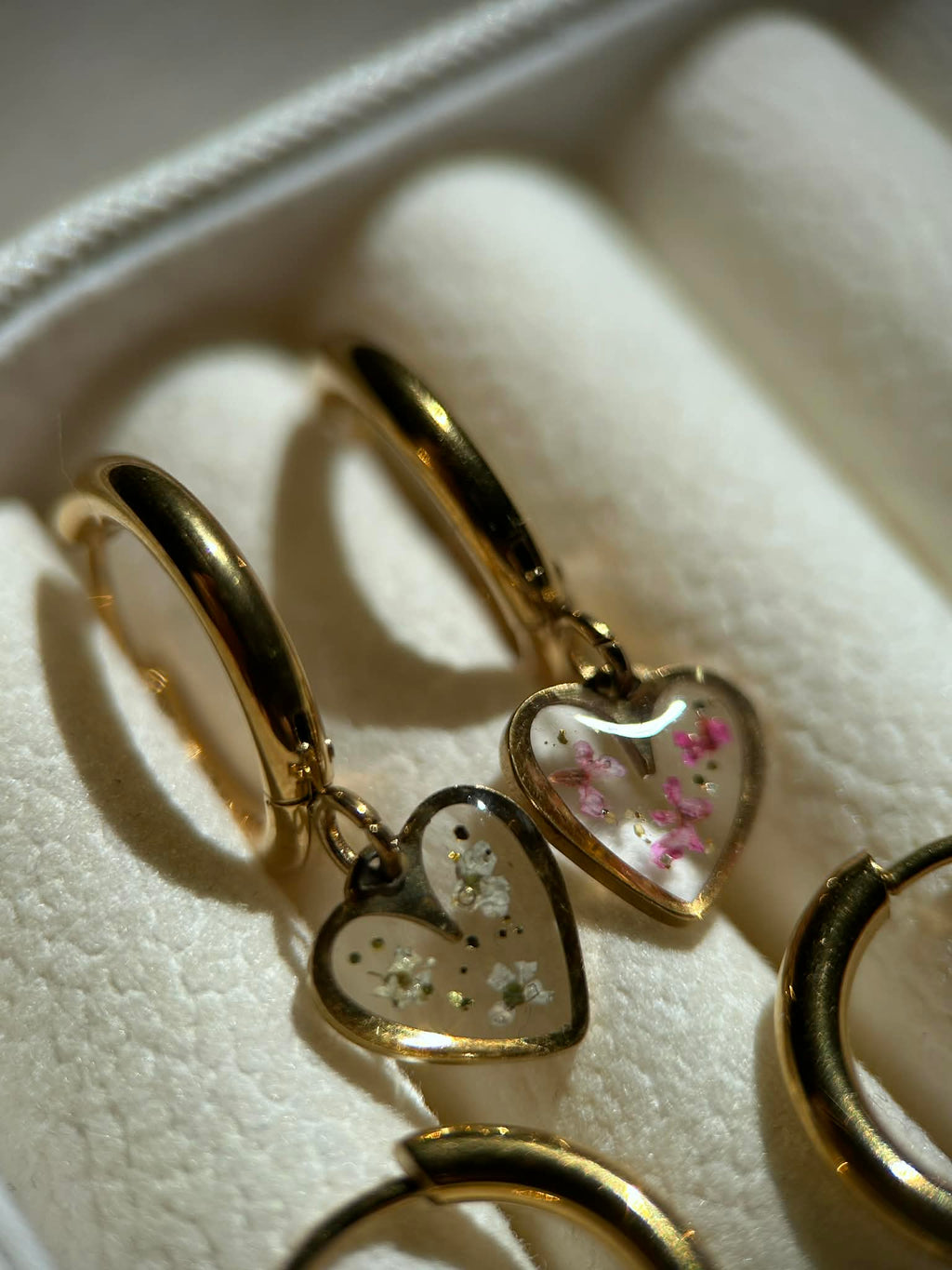 Boucles d'oreilles pendantes cœur avec petites fleurs séchées