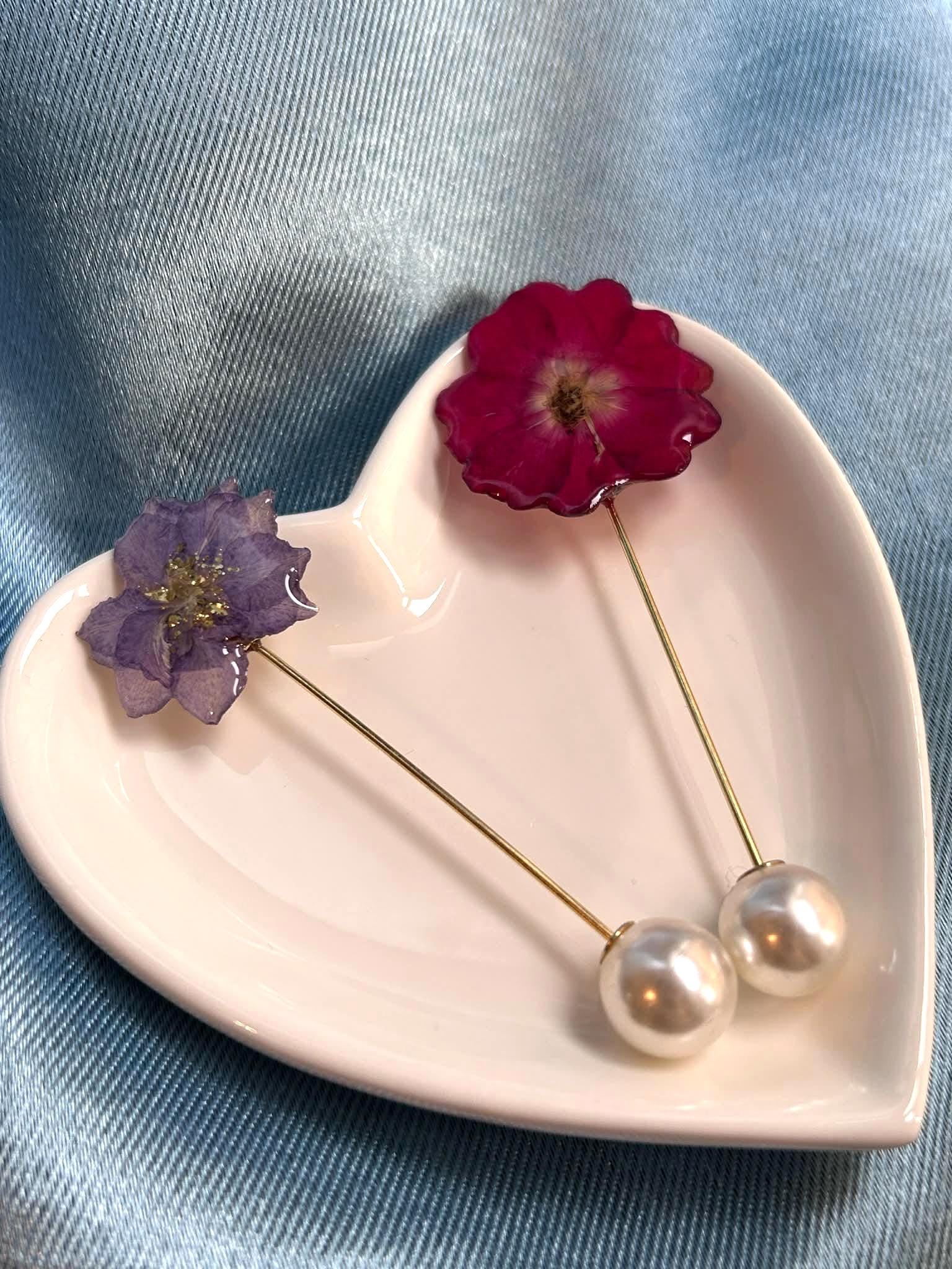 Broche-épingle doré avec fleur naturelle séchée
