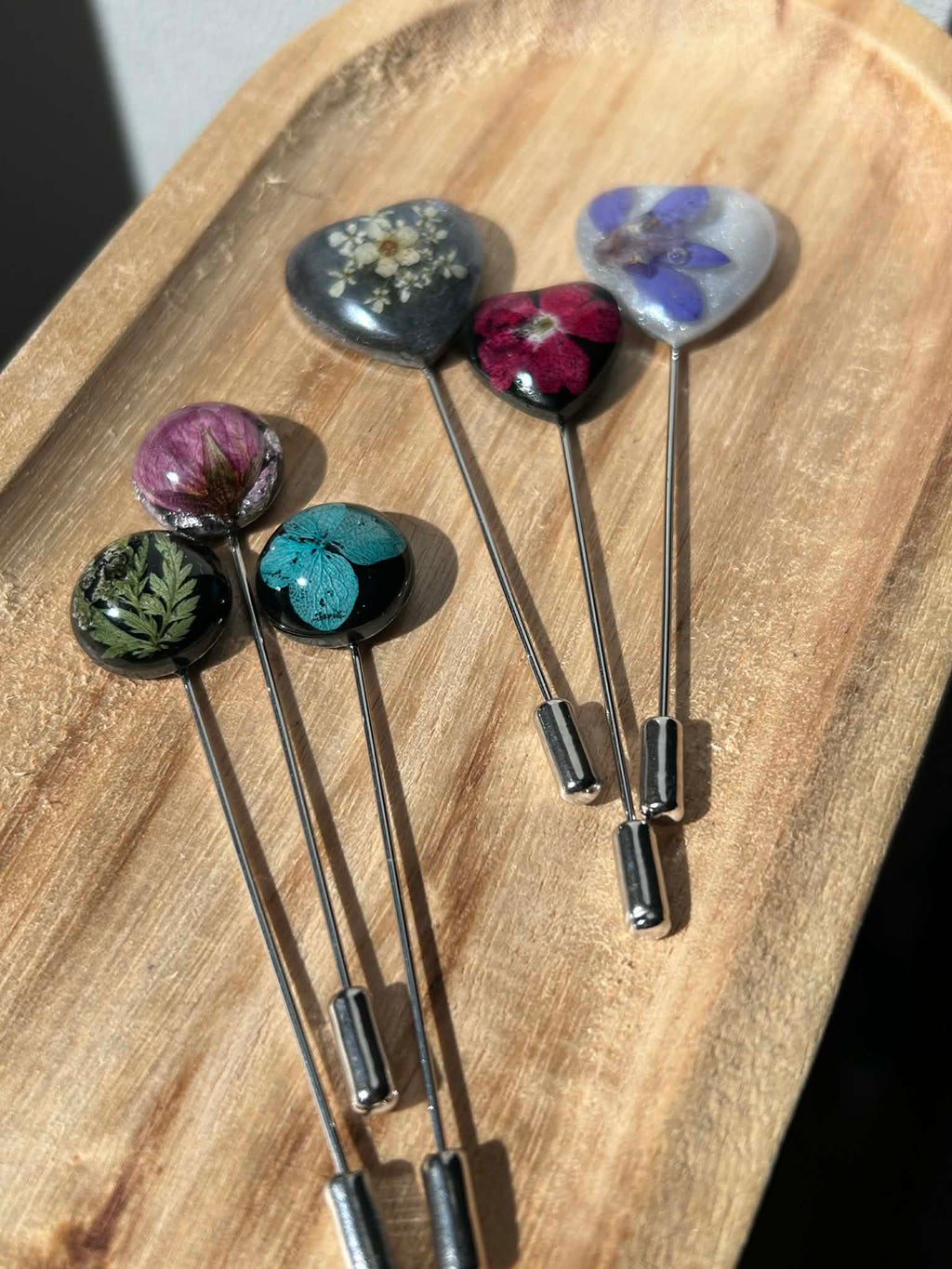 Broche-épingle avec fleurs naturelles séchées - épinglette élégante