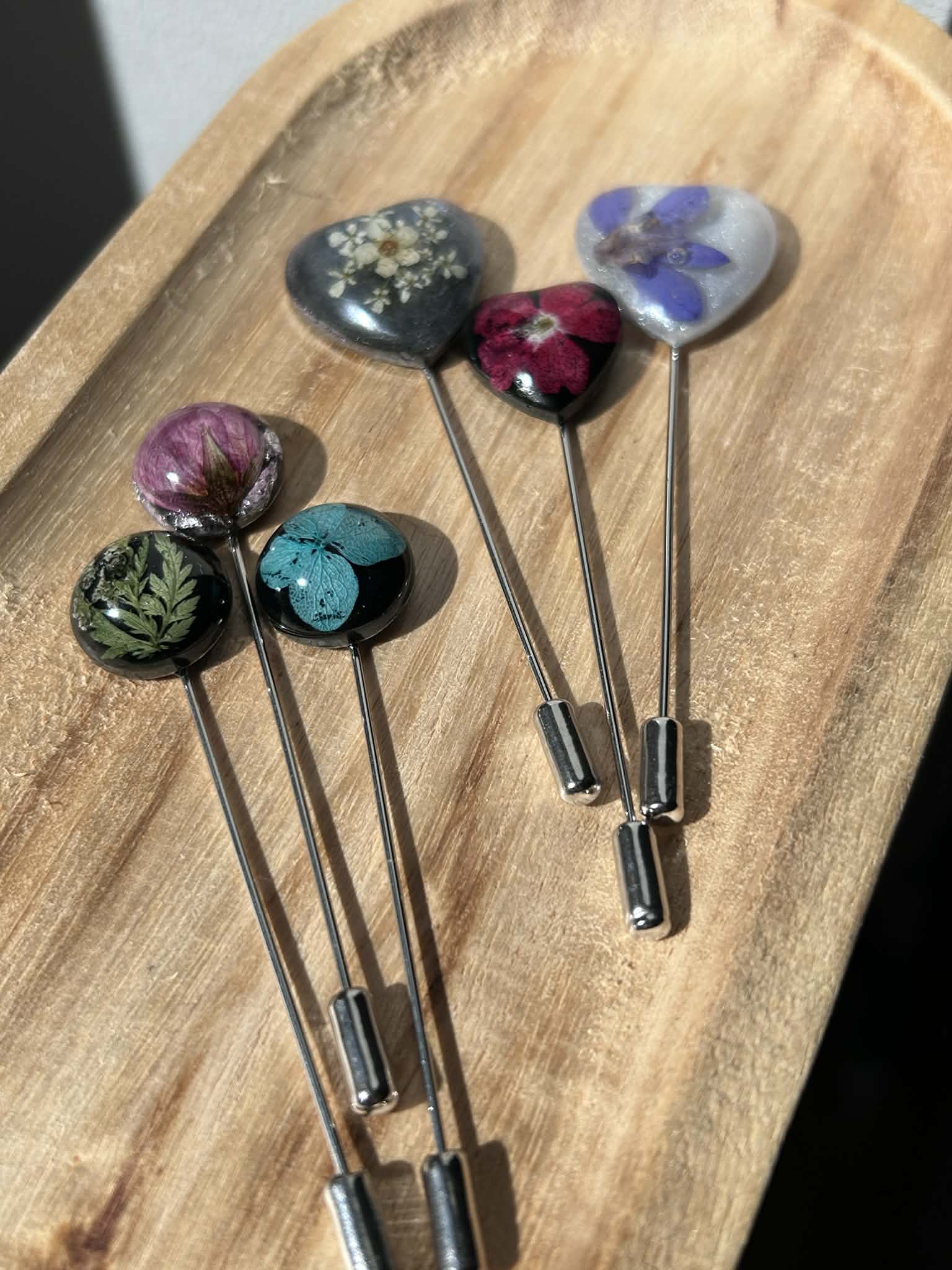 Broche-épingle avec fleurs naturelles séchées - épinglette élégante