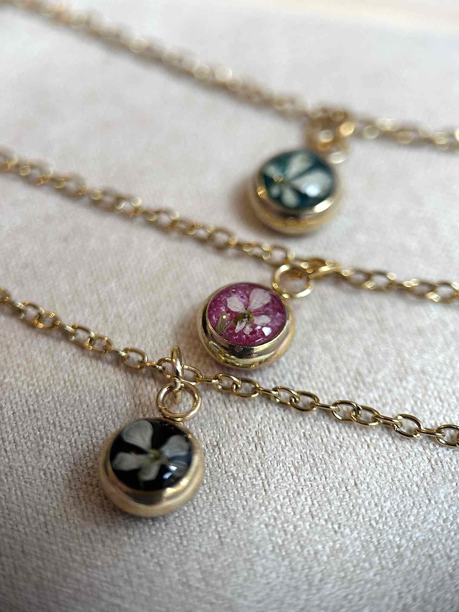 Collier doré minimaliste - petite fleur séchée