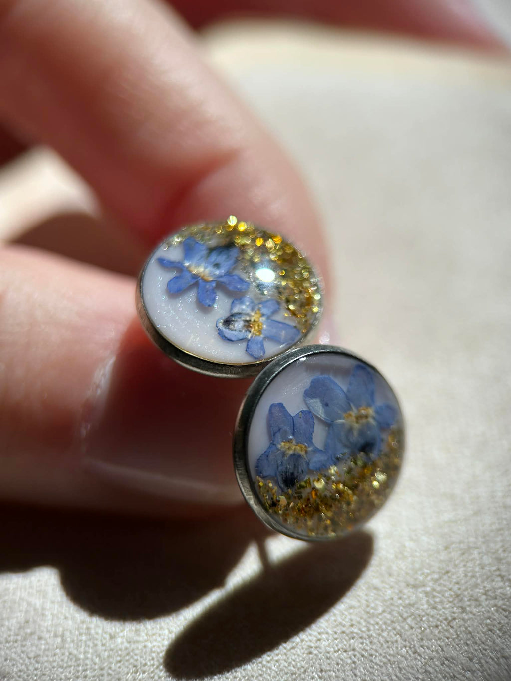 Clous d'oreilles rondes avec fleurs séchées et coquillages