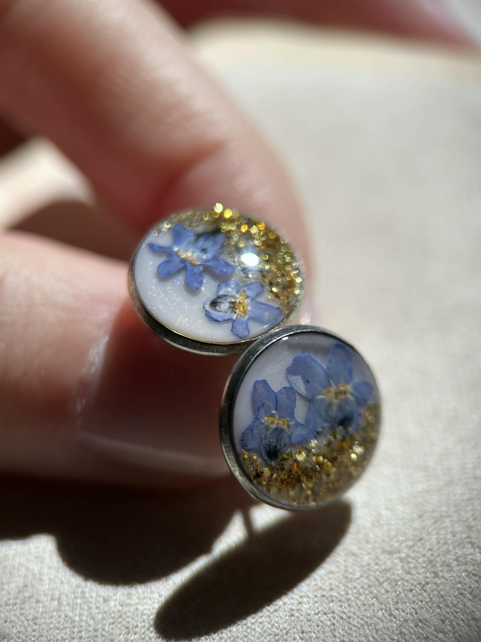 Clous d'oreilles rondes avec fleurs séchées et coquillages