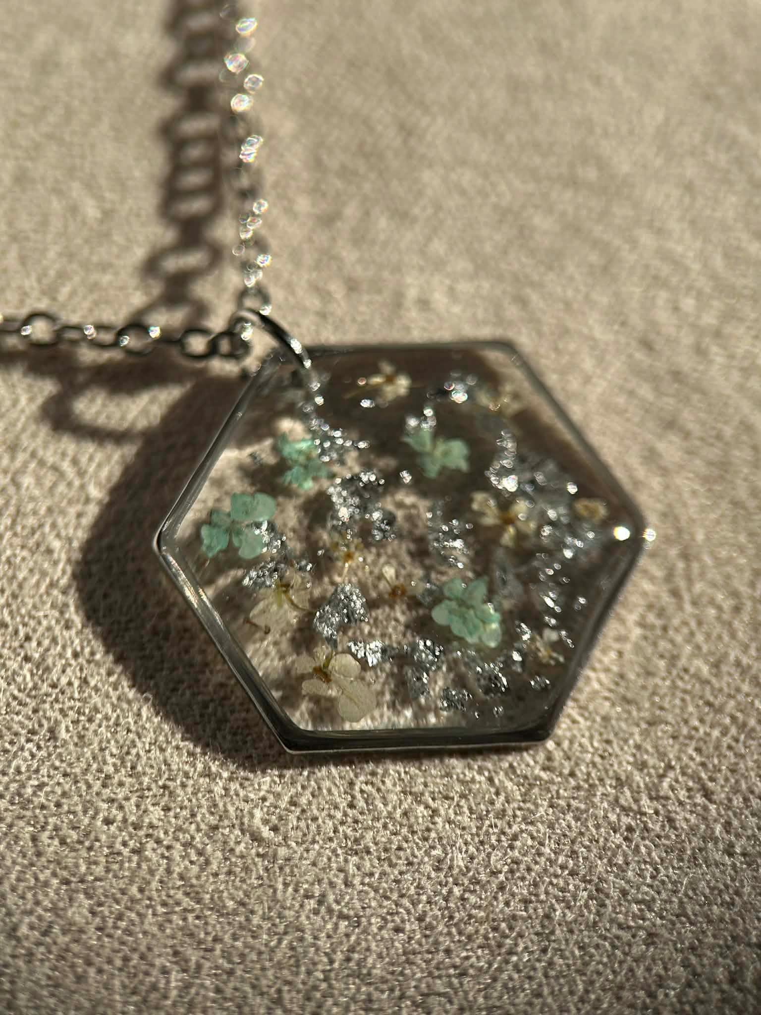 Parure de bijoux argenté avec fleurs séchées