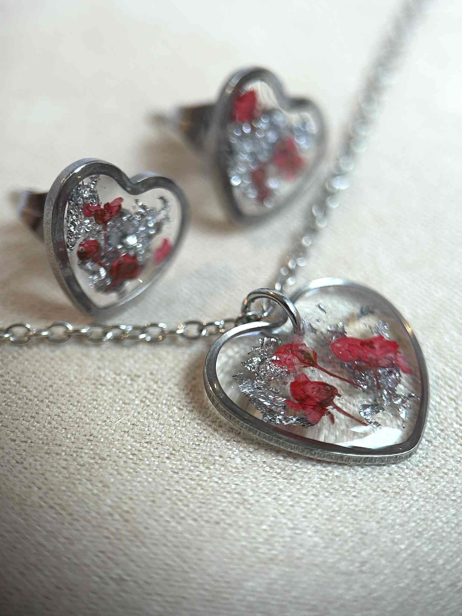 Parure de bijoux - coeurs avec fleurs séchées