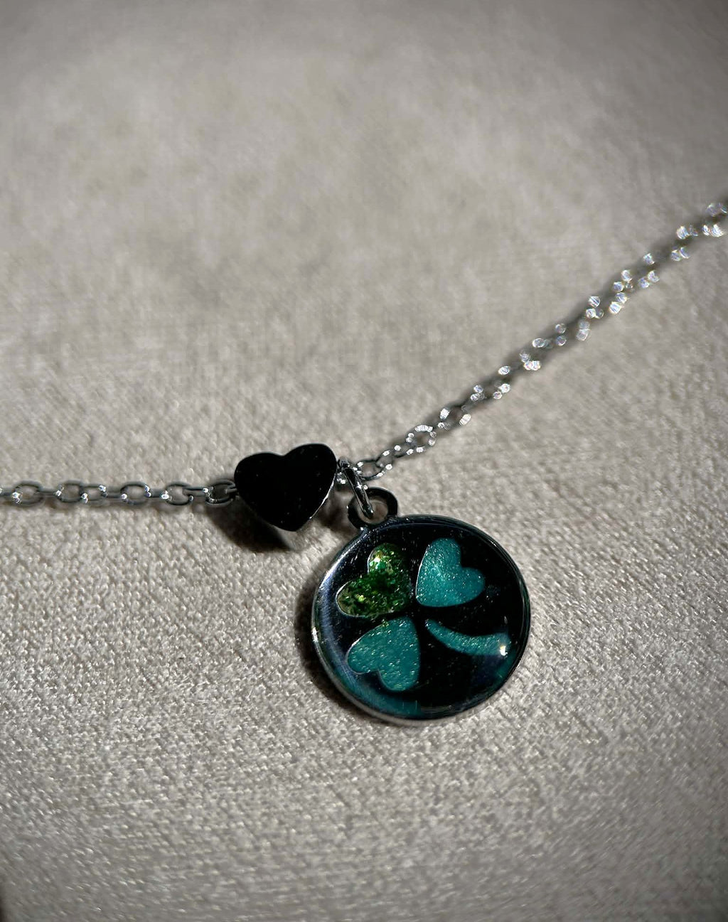 Collier argenté avec trèfle et cœur - collier porte-bonheur