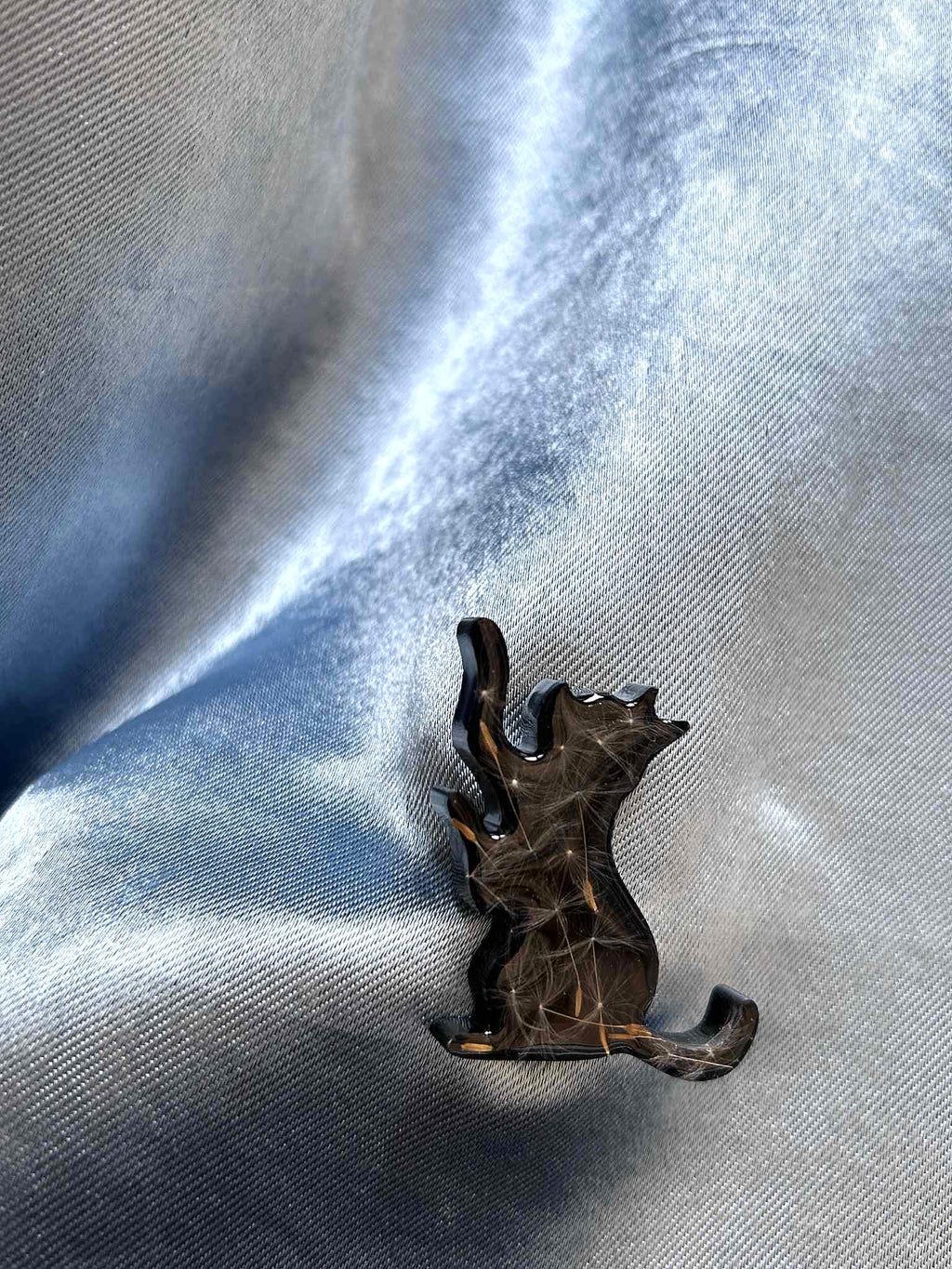 Broche en résine - fleurs séchées et pissenlit - broche chat noir