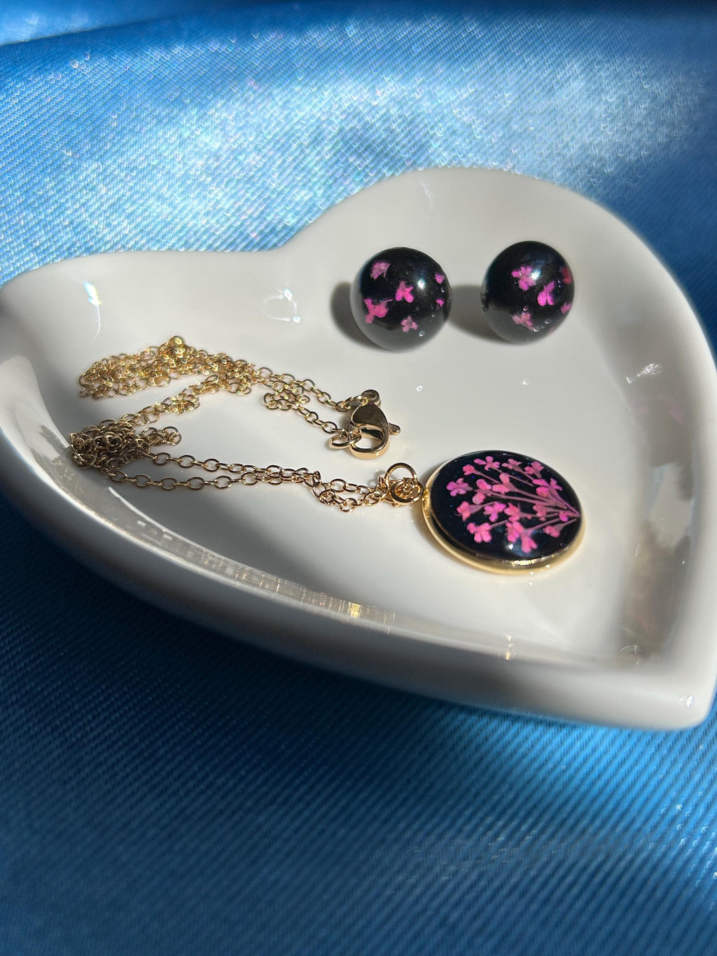 Parure de bijoux : collier et clous d'oreilles - résine et fleurs séchées