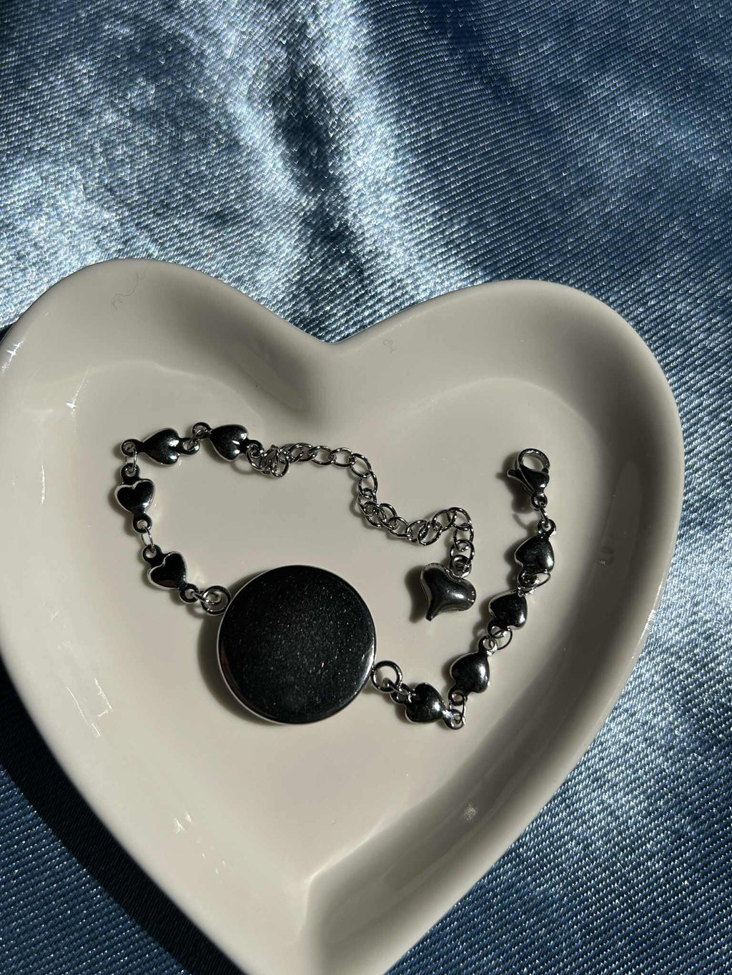 Bracelet ajustable avec pendentif en résine et fleurs séchées