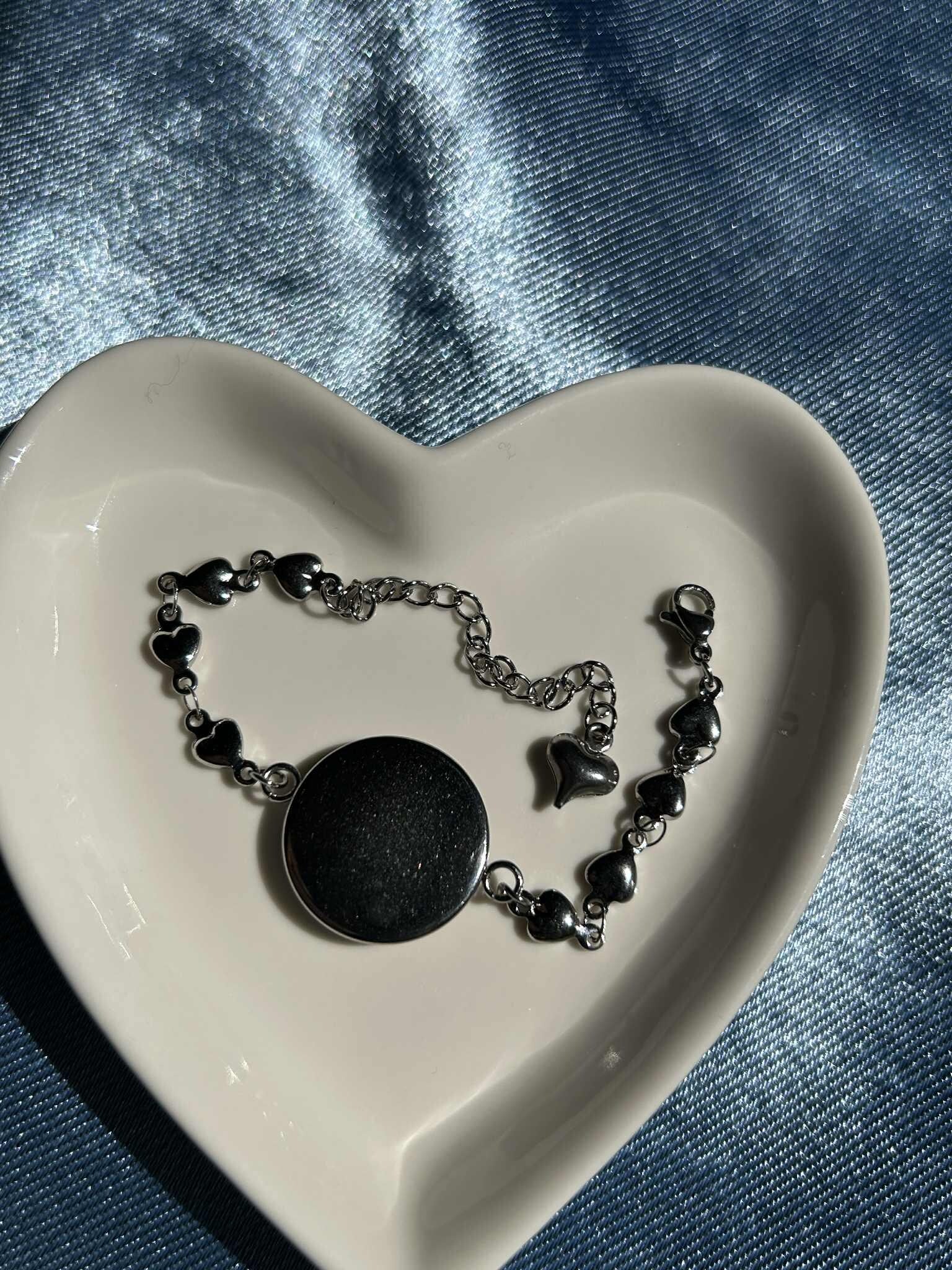 Bracelet ajustable avec pendentif en résine et fleurs séchées