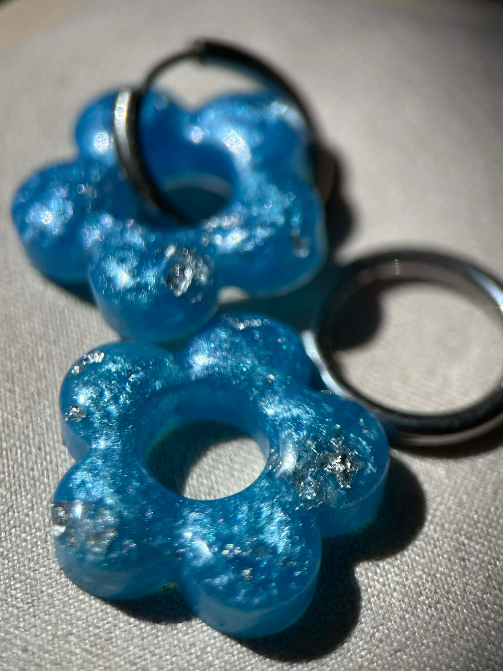 Créoles et pampilles en résine - boucles d'oreilles