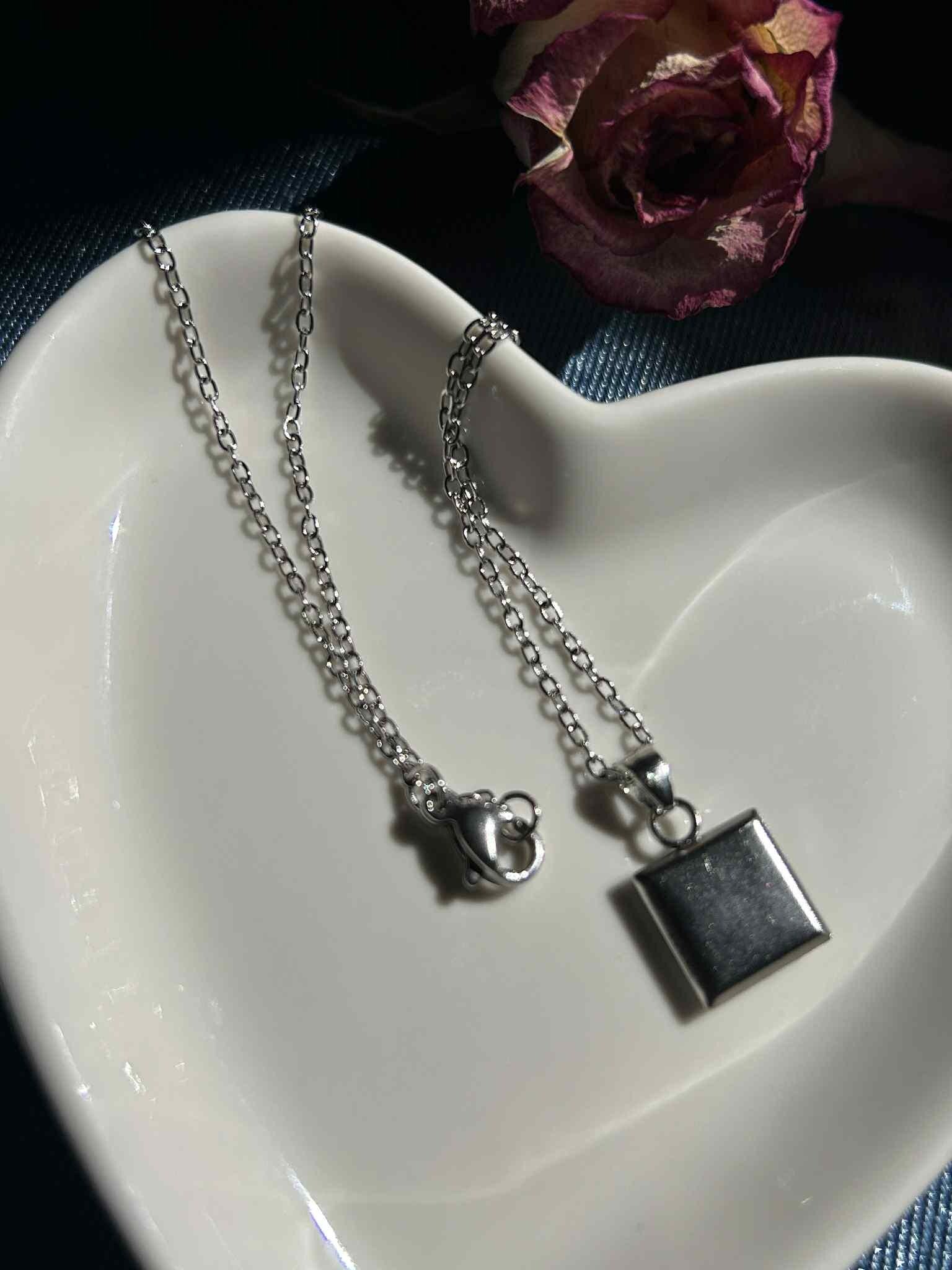 Collier argenté avec pendentif carré - myosotis fleur