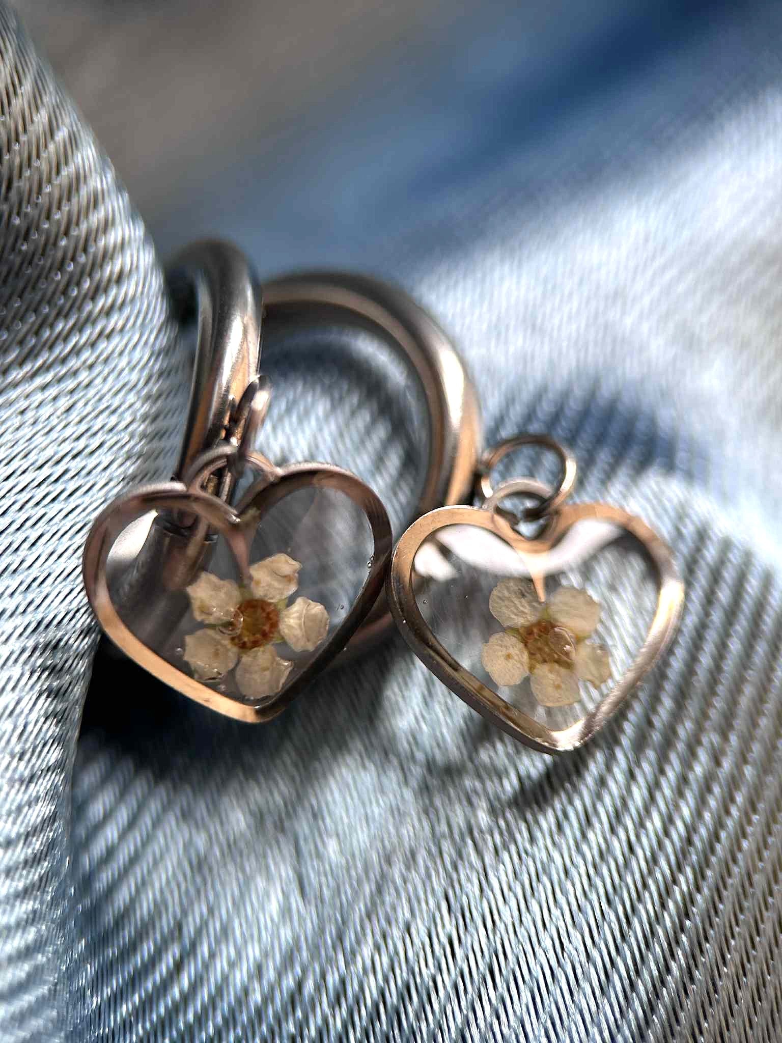 Boucles d'oreilles pendantes cœur avec petites fleurs séchées