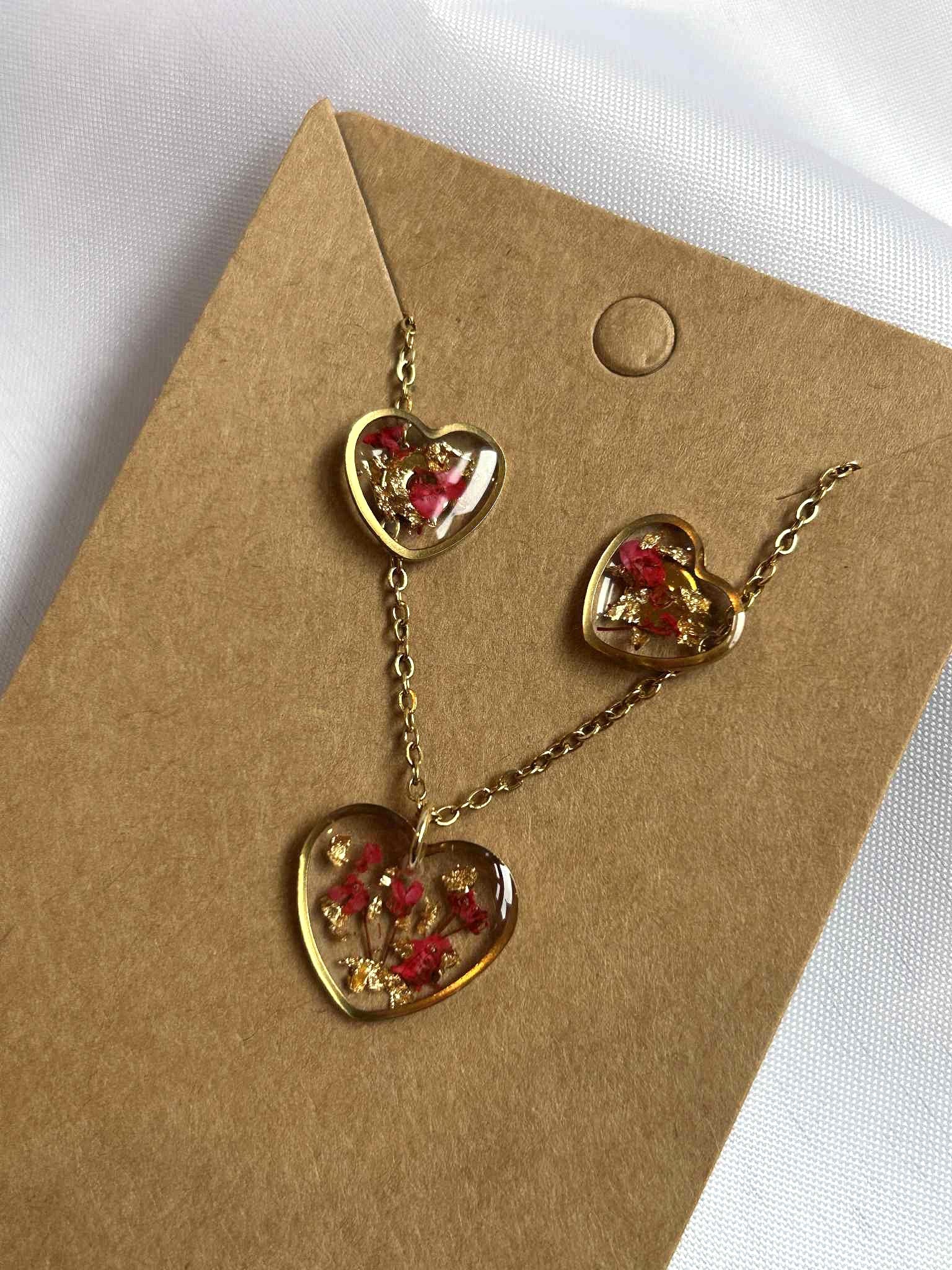 Parure de bijoux - coeurs avec fleurs séchées