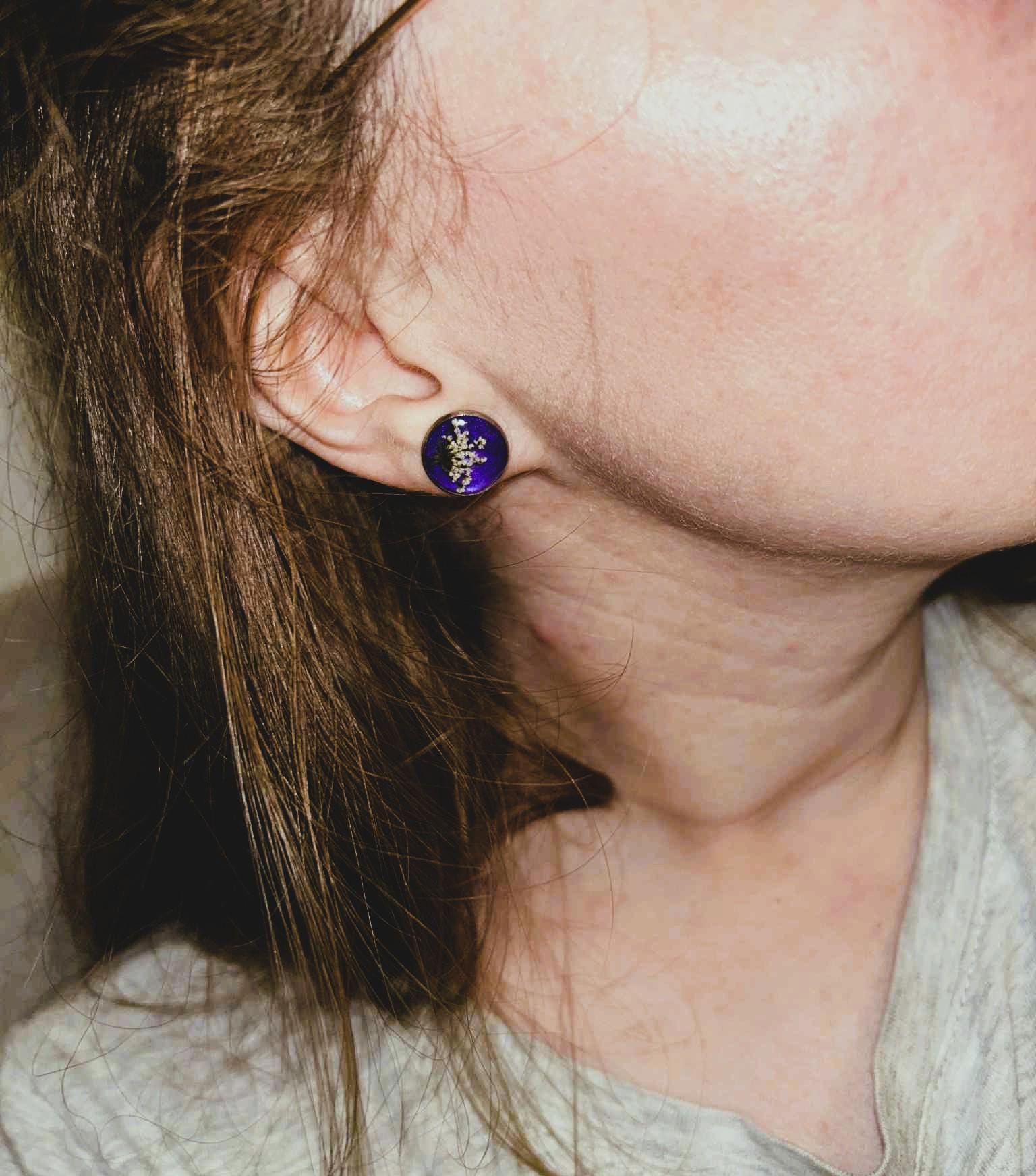 Clous d'oreilles rondes avec fleurs séchées et coquillages