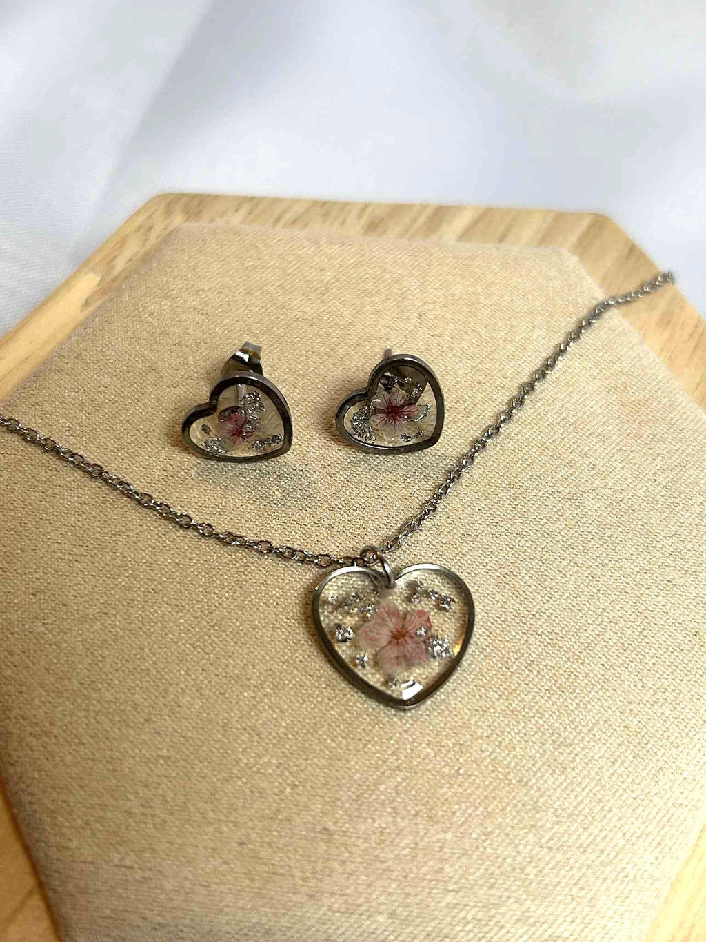 Parure de bijoux - coeurs avec fleurs séchées