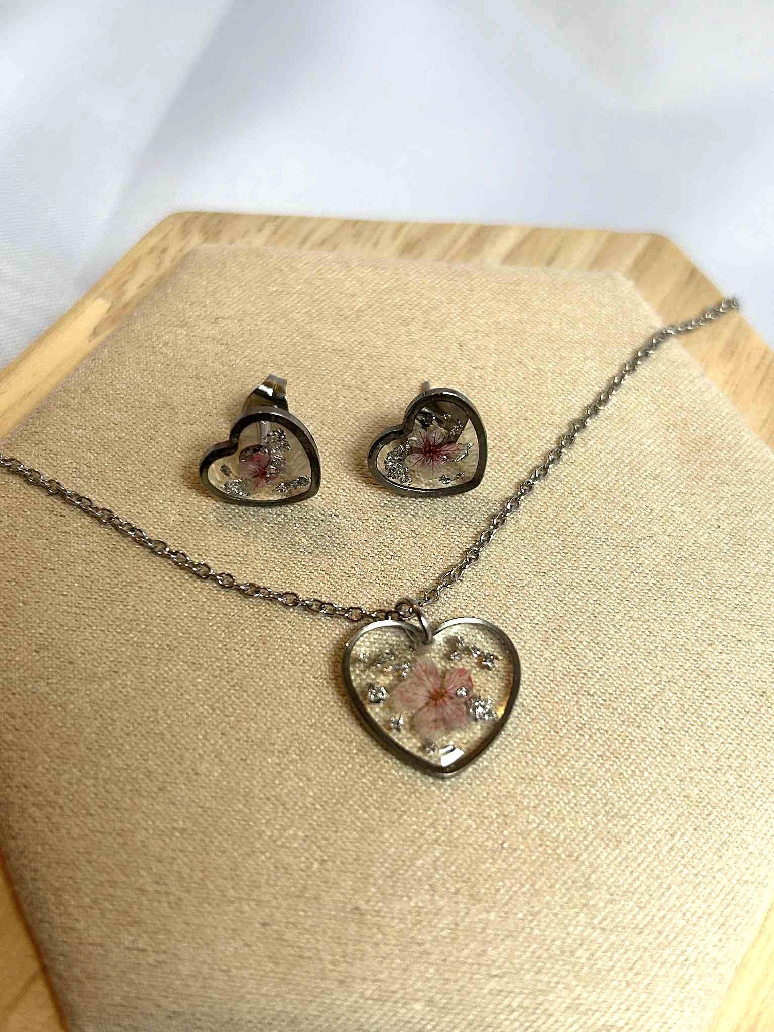Parure de bijoux - coeurs avec fleurs séchées