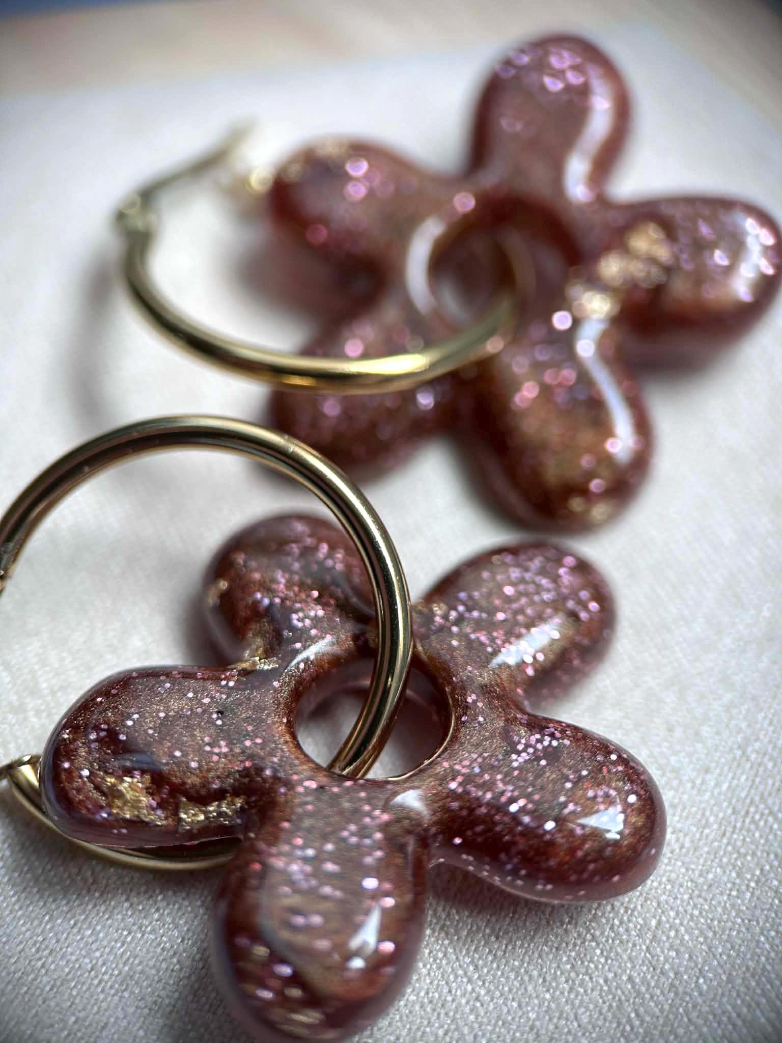 Boucles d'oreilles créoles et pampilles grandes fleurs