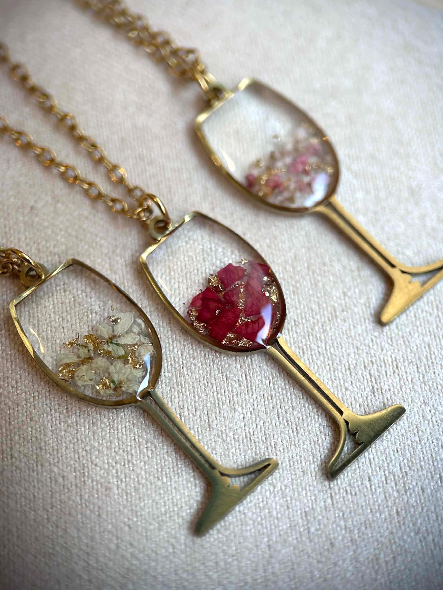 Collier doré - verre à vin - avec petites fleurs séchées