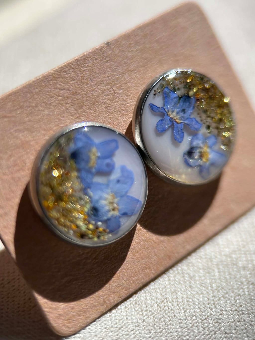 Clous d'oreilles rondes avec fleurs séchées et coquillages