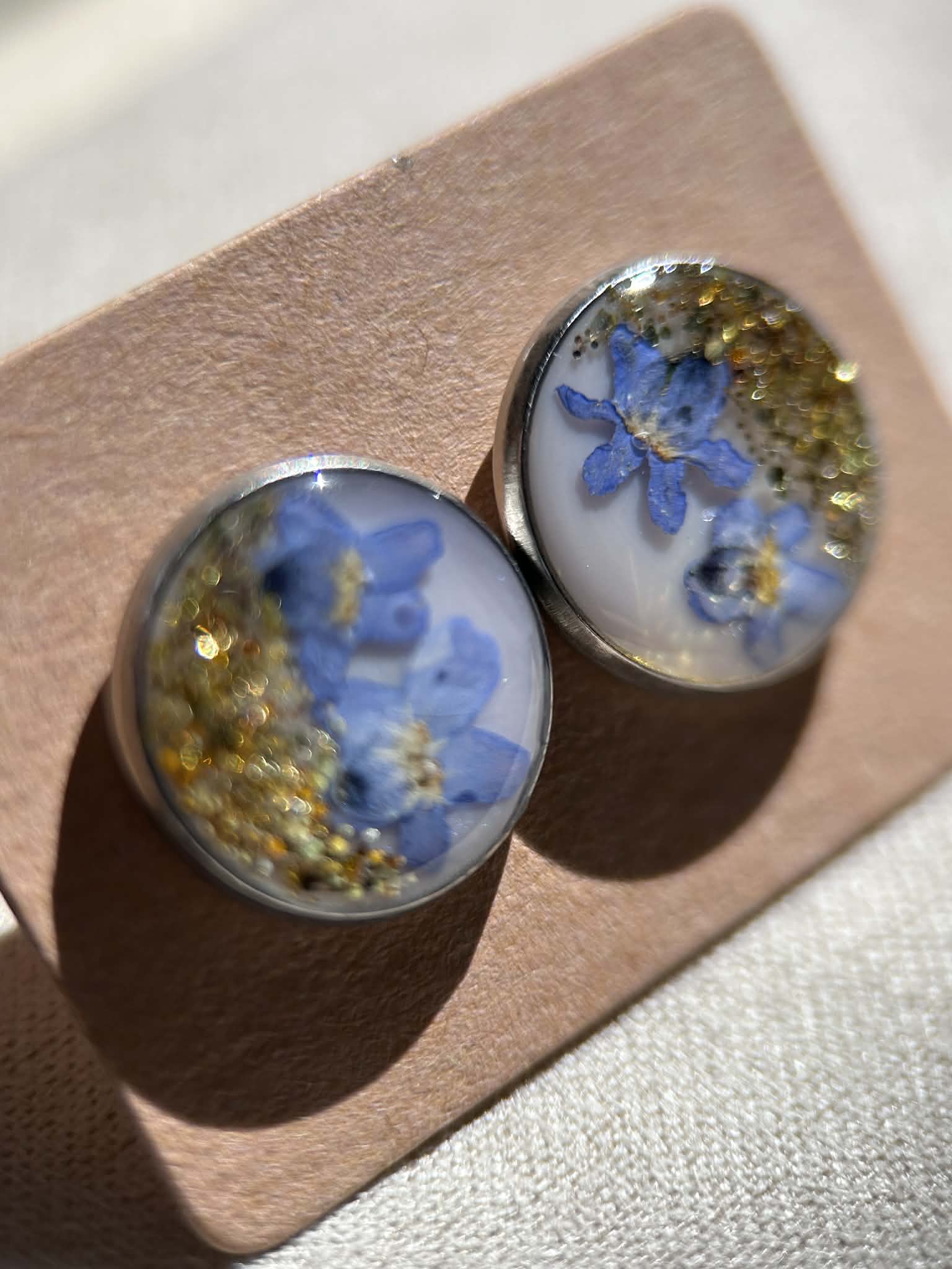 Clous d'oreilles rondes avec fleurs séchées et coquillages