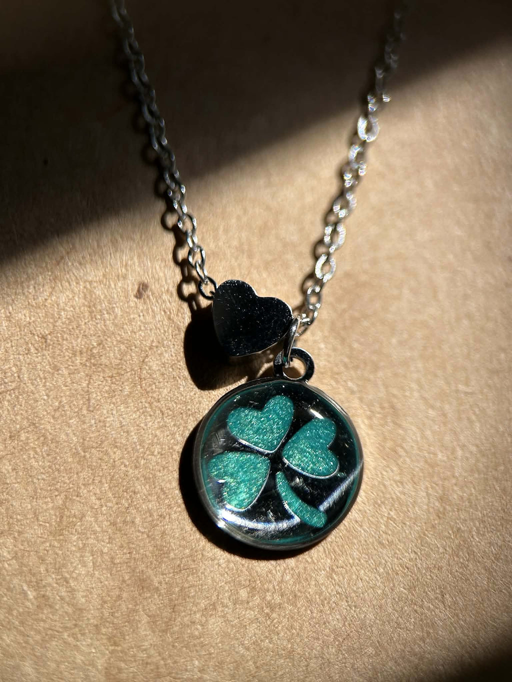 Collier argenté avec trèfle et cœur - collier porte-bonheur