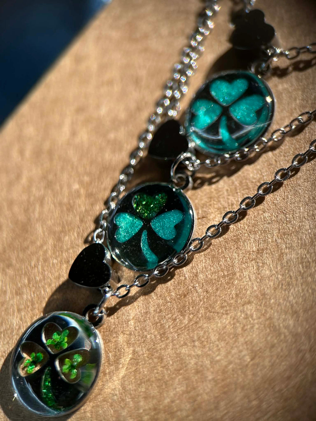 Collier argenté avec trèfle et cœur - collier porte-bonheur