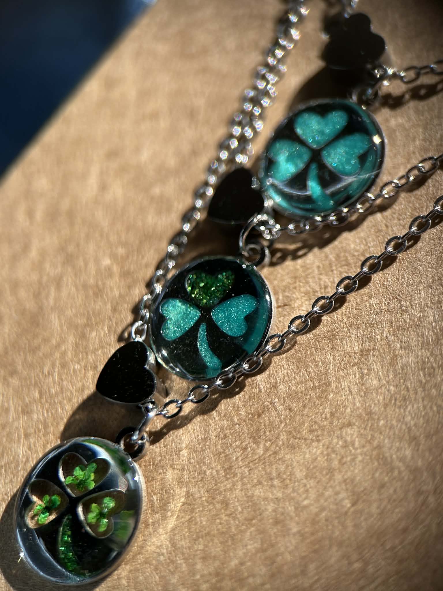 Collier argenté avec trèfle et cœur - collier porte-bonheur