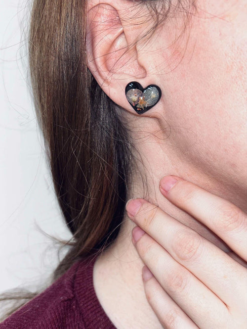 Boucles d'oreilles clous en résine - forme de cœur avec paillettes et fleurs séchées