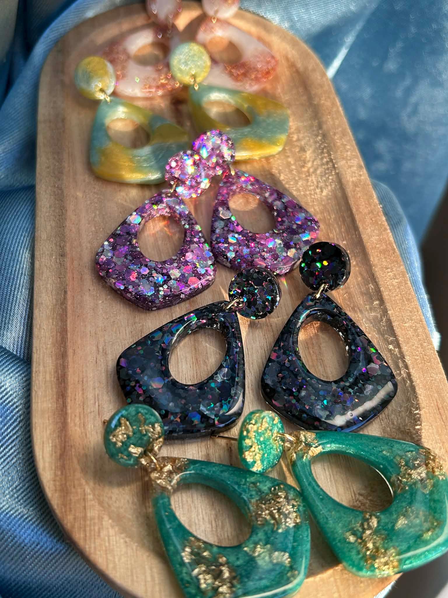 Boucles d'oreilles pendantes - résine et paillettes