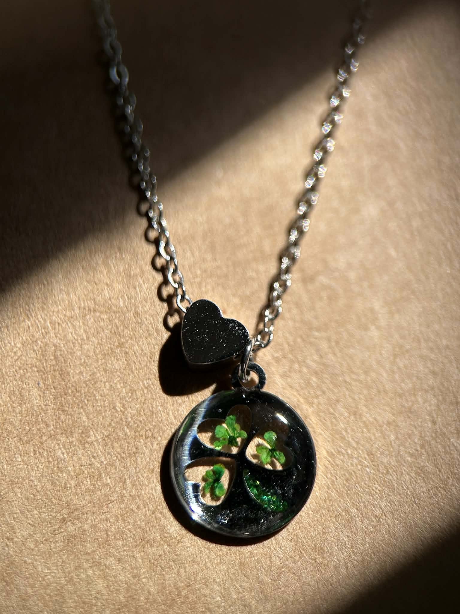 Collier argenté avec trèfle et cœur - collier porte-bonheur