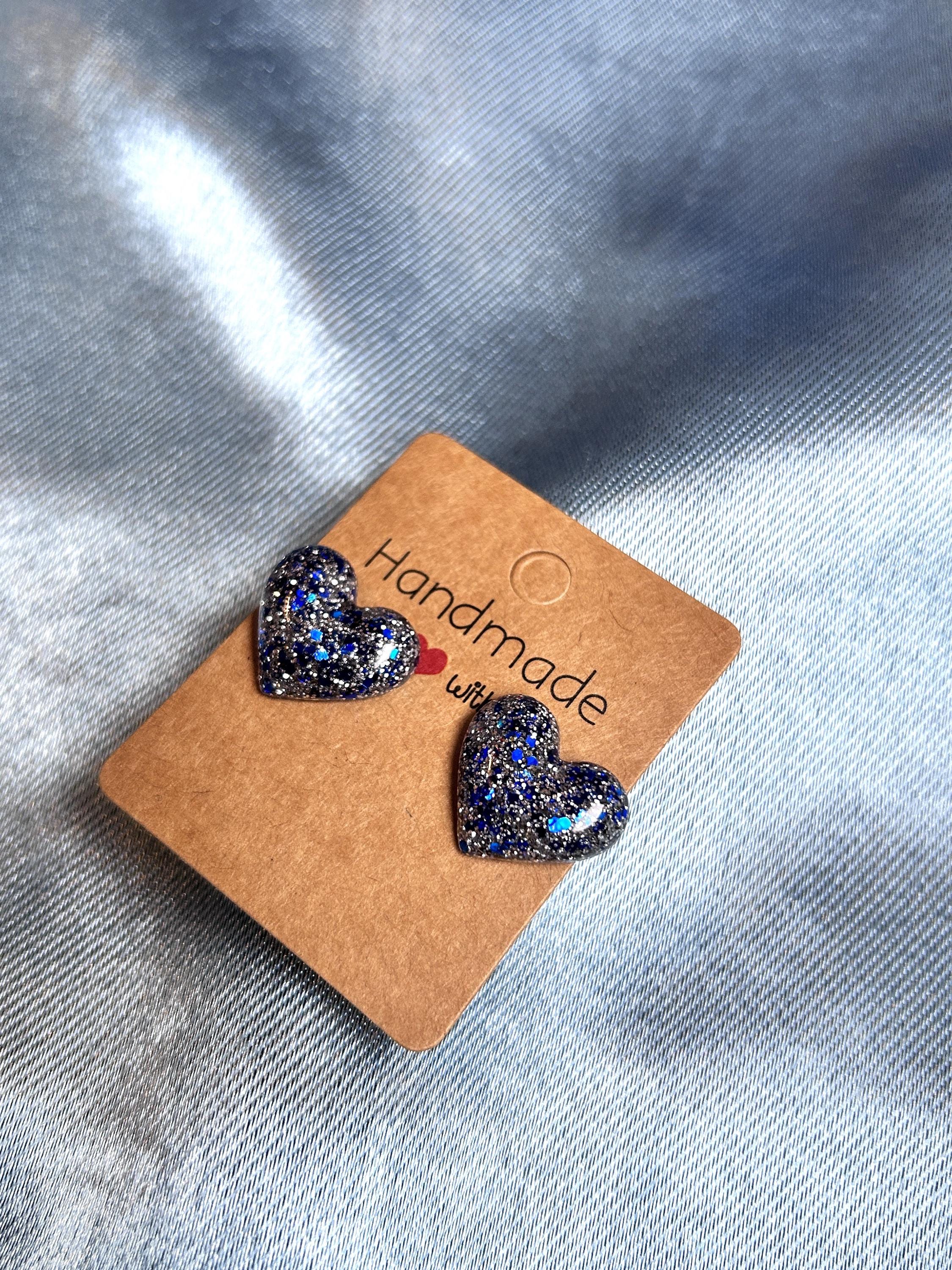 Boucles d'oreilles clous en résine - forme de cœur avec paillettes et fleurs séchées
