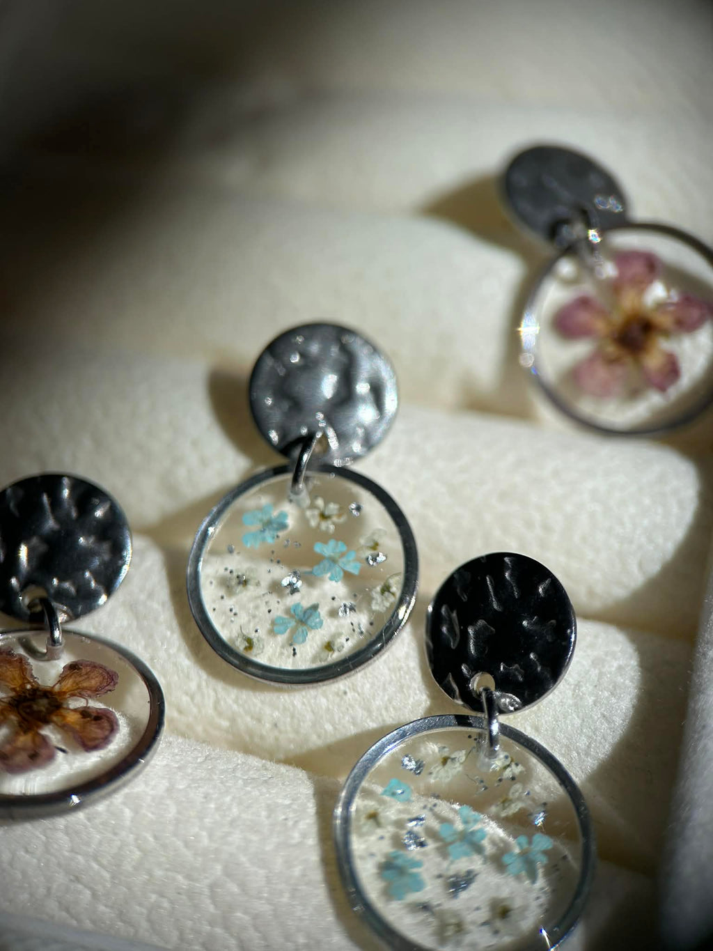 Boucles d'oreilles pendantes rondes en résine avec fleurs séchées