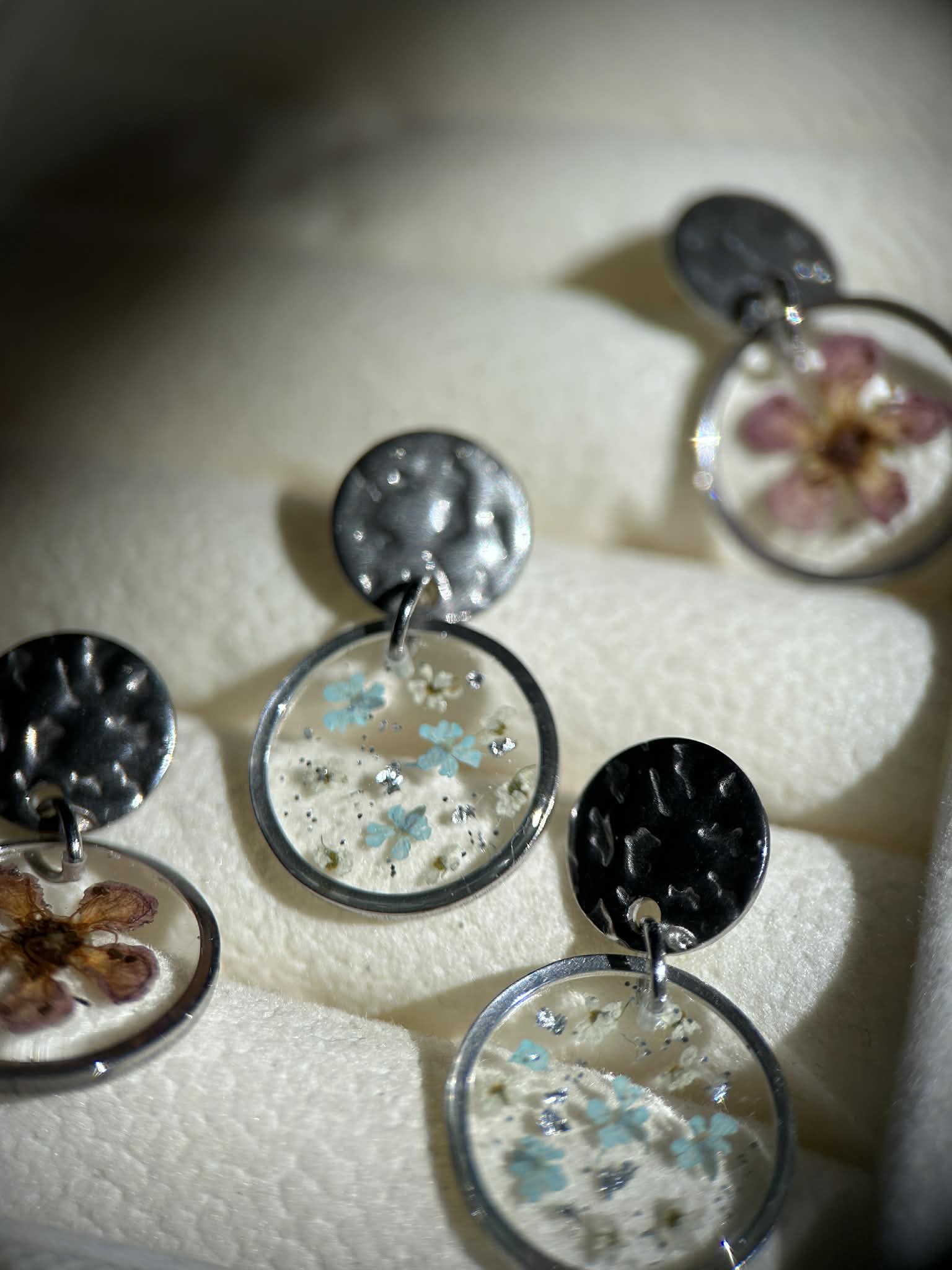 Boucles d'oreilles pendantes rondes en résine avec fleurs séchées