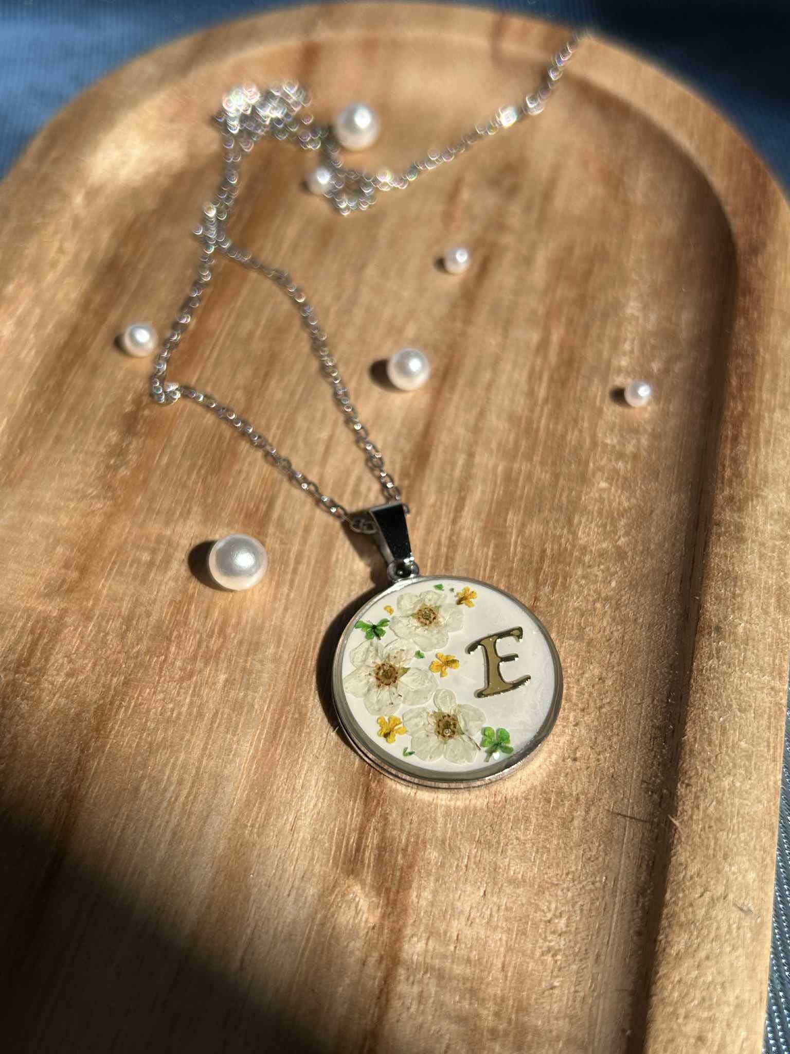 Collier personnalisé avec lait maternel, mèche de cheveux, initiale et fleurs séchées - souvenir de naissance bébé