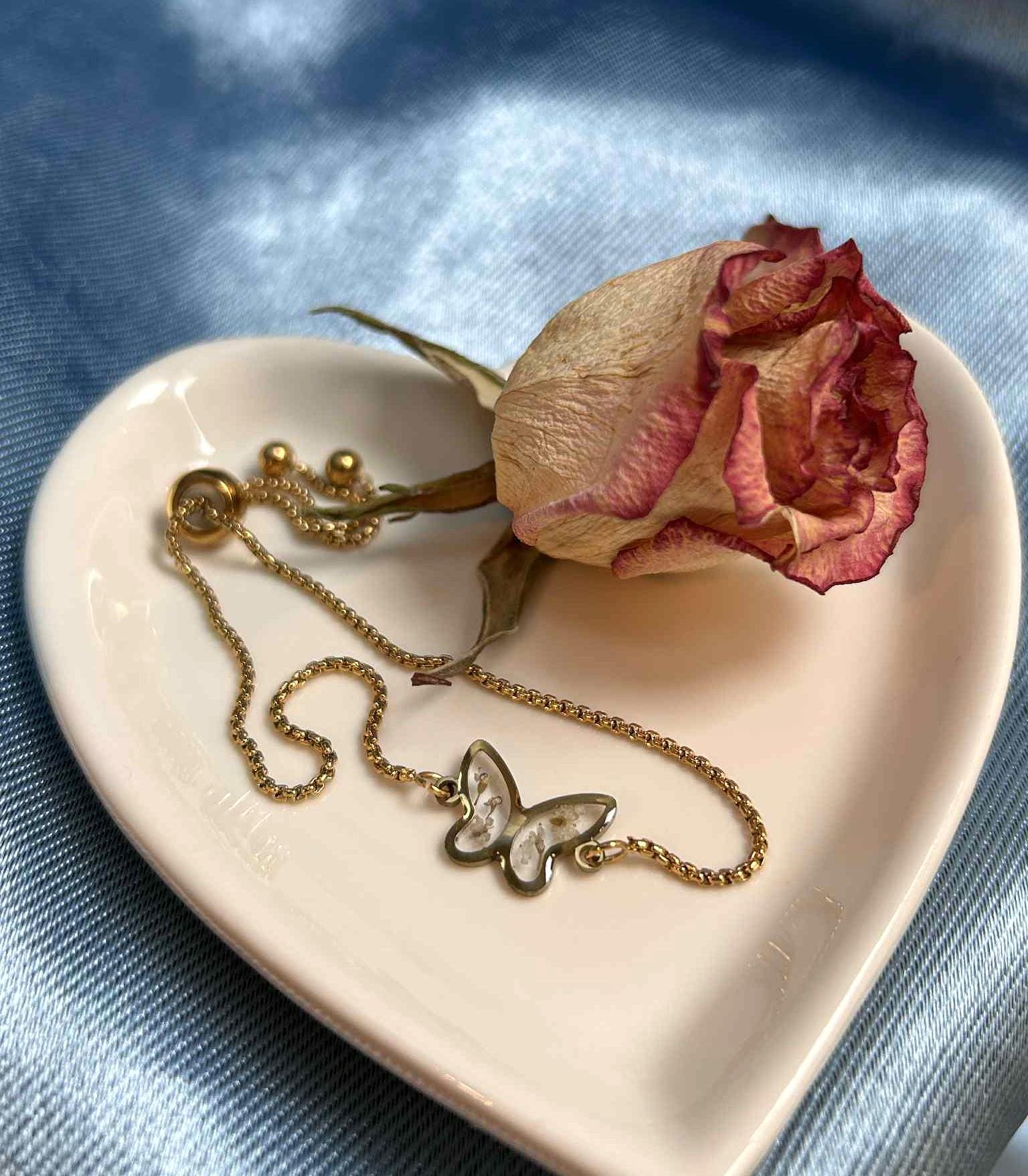 Bracelet ajustable doré avec petites fleurs sechées - forme de papillon