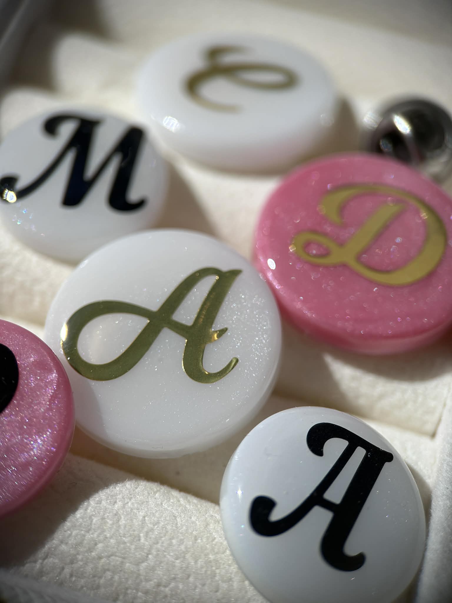Badge ronde personalisée avec lettre - pin/broche