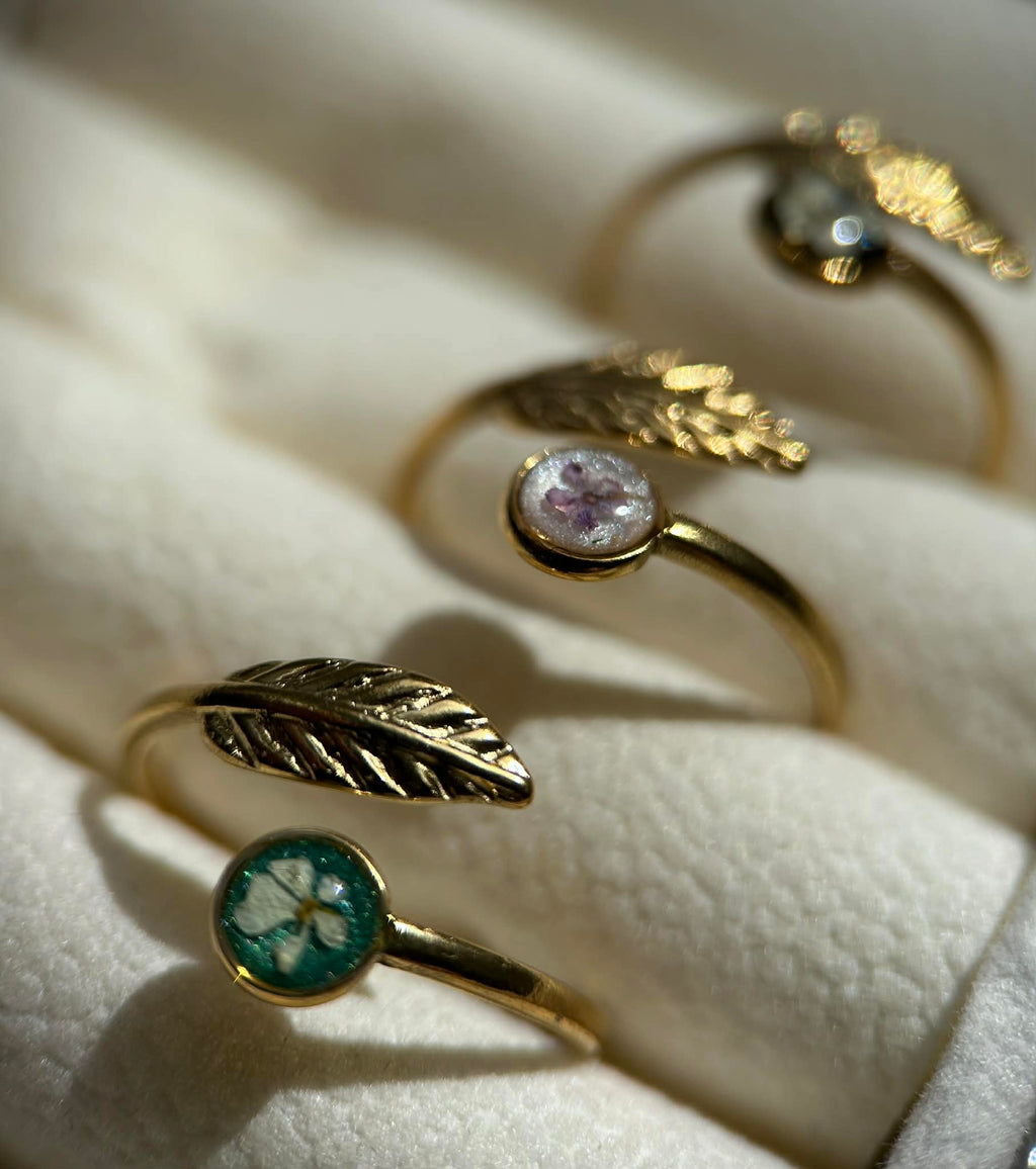 Bague doré ajustable avec petite fleur séchée - feuille doré