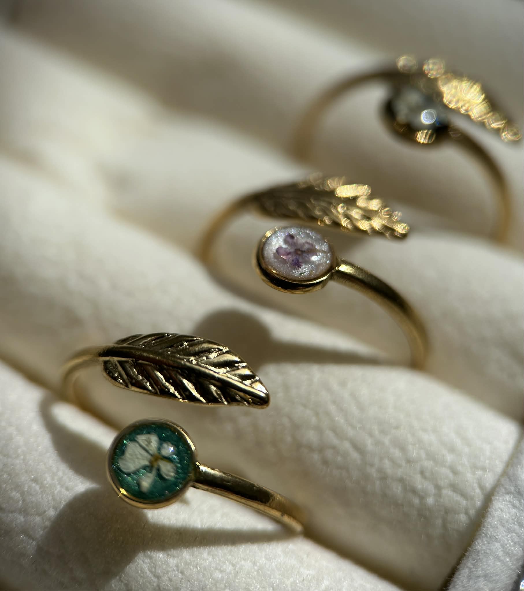 Bague doré ajustable avec petite fleur séchée - feuille doré