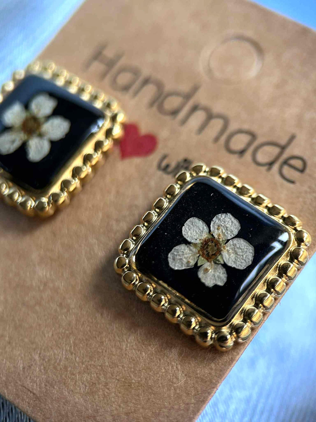 Clous d'oreilles carré avec fleurs séchées - puces d'oreilles